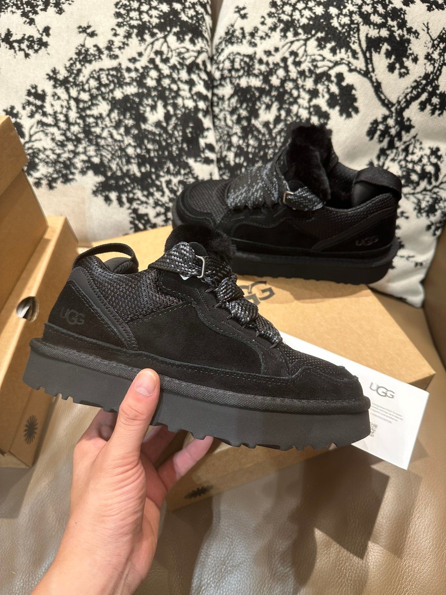 COZY PLATFORM SNEAKERS – BLACK