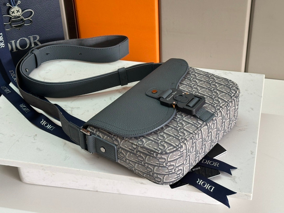 TEXTURED CROSSBODY BAG WITH FLAP CLOSURE