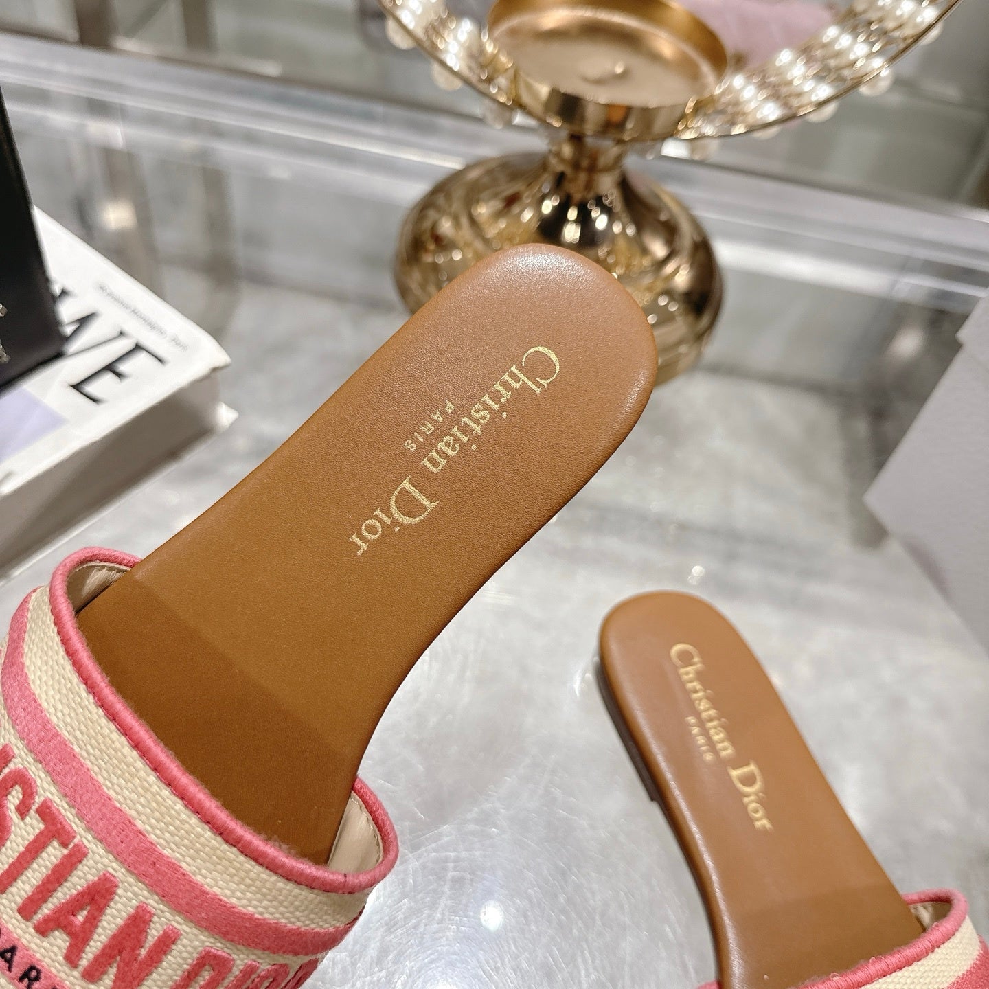 LOGO JACQUARD FLAT SLIDES – PINK & TAN