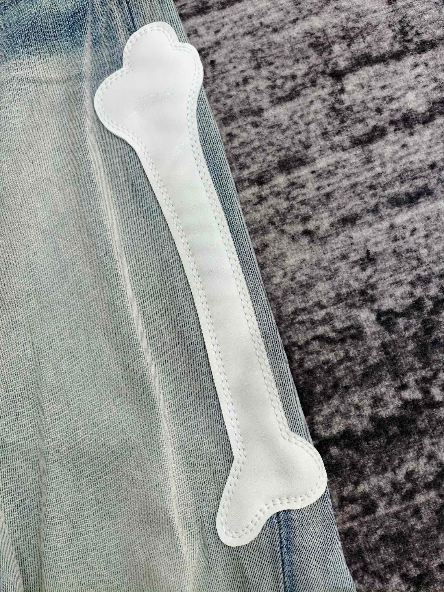 SKELETON APPLIQUÉ DISTRESSED SKINNY JEANS