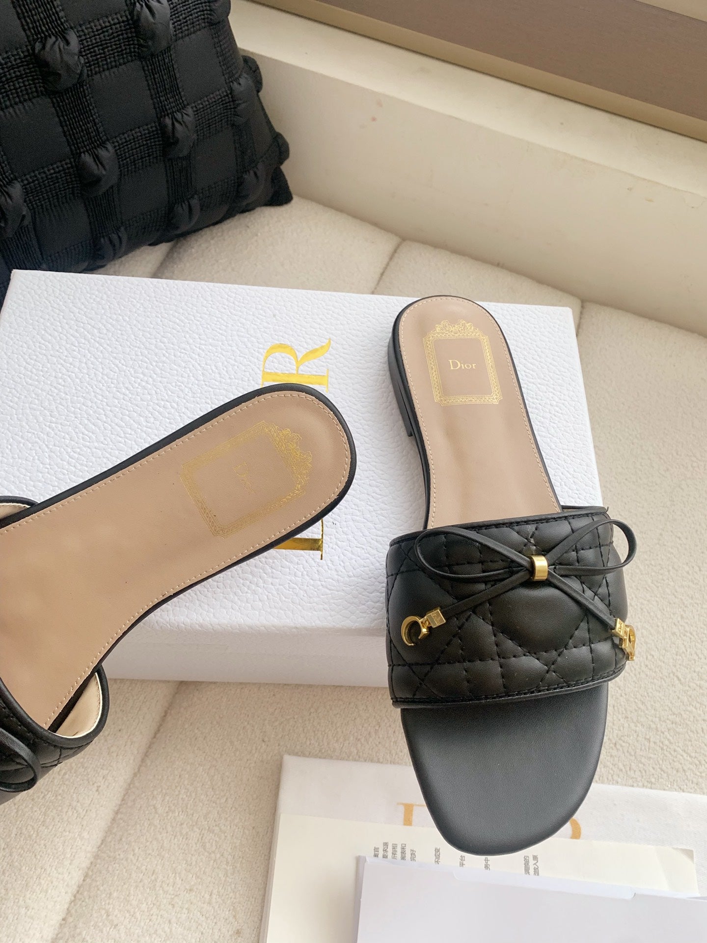BLACK QUILTED BOW SLIDE SANDALS