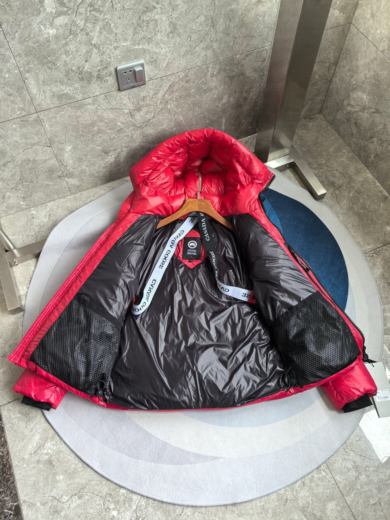 SHINY HOODED PUFFER JACKET