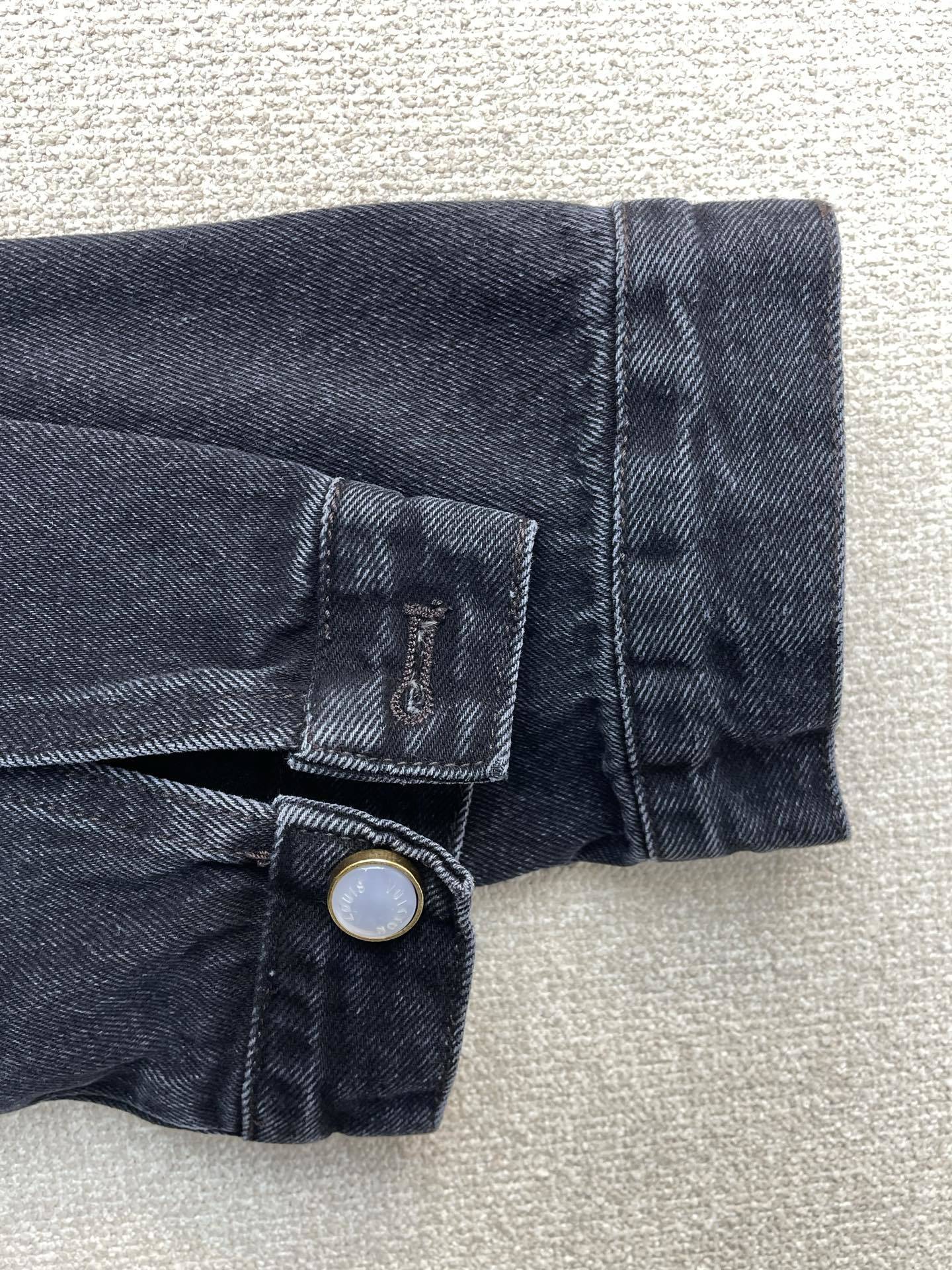 Dunkel gewaschene Jeansjacke mit Stickereidetails