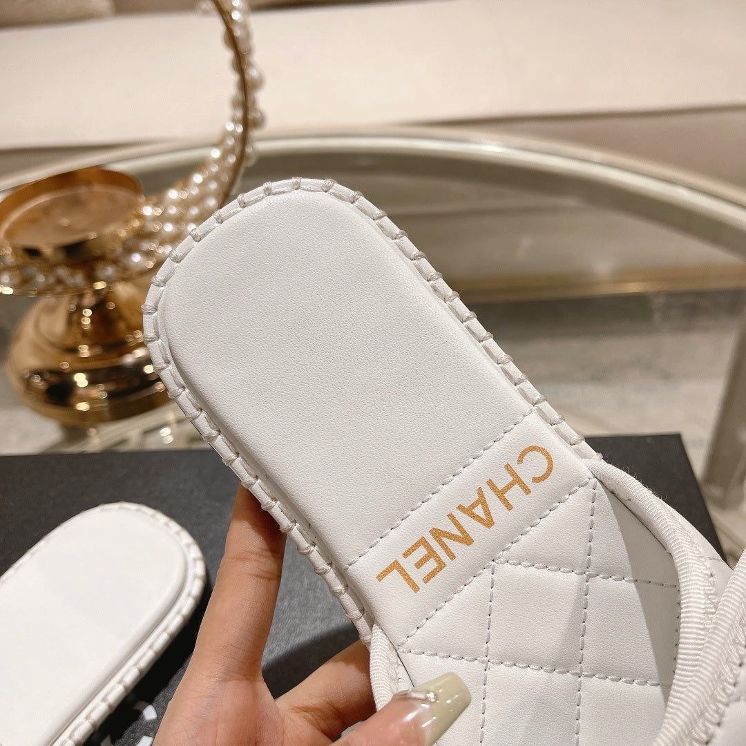 WHITE QUILTED SLIDES