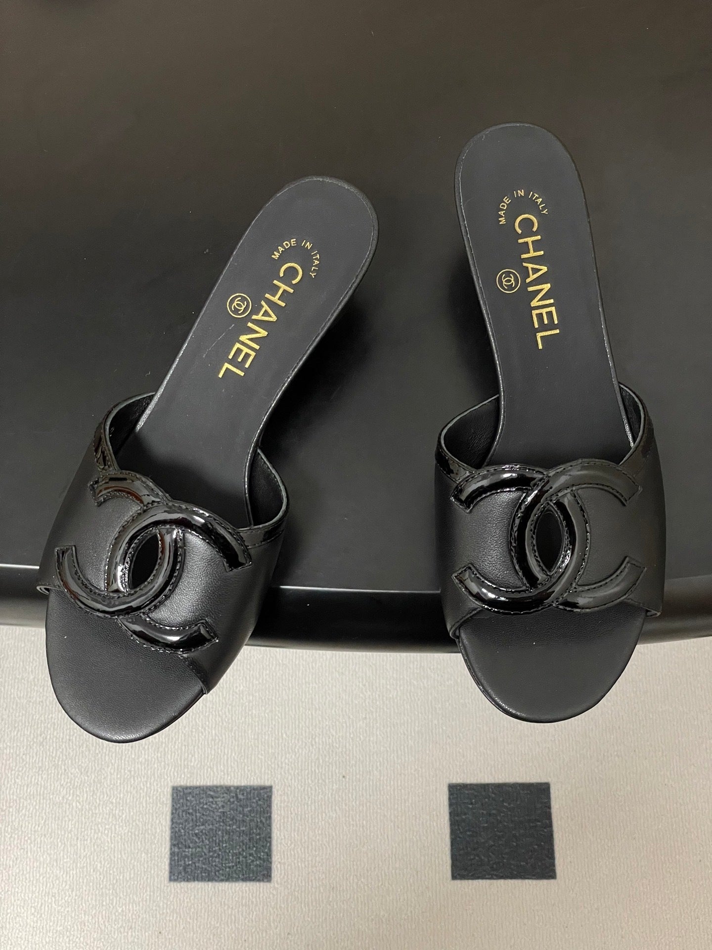 BLACK LOW HEEL MULE SANDALS