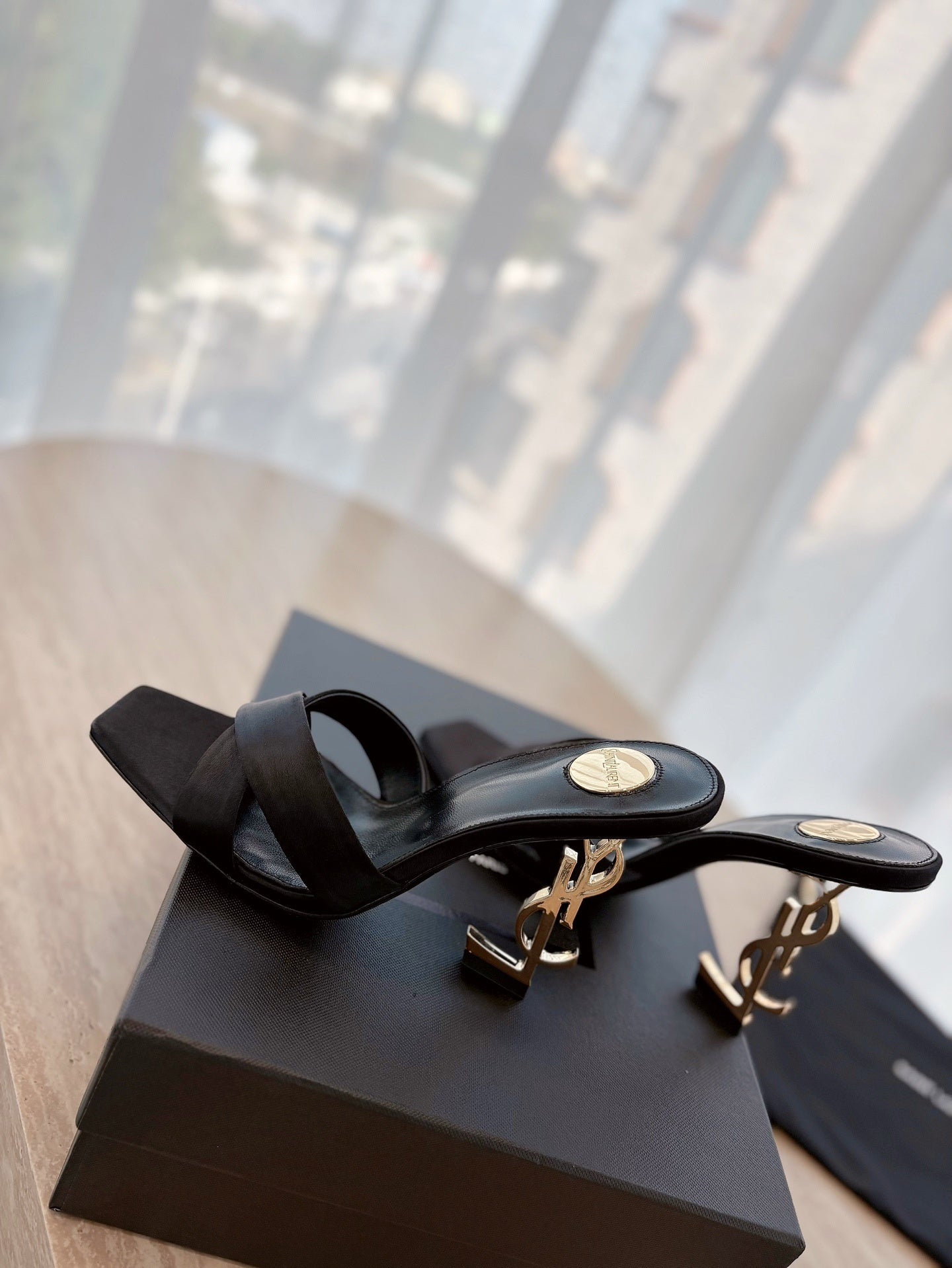 MINIMAL BLACK HEEL SANDALS