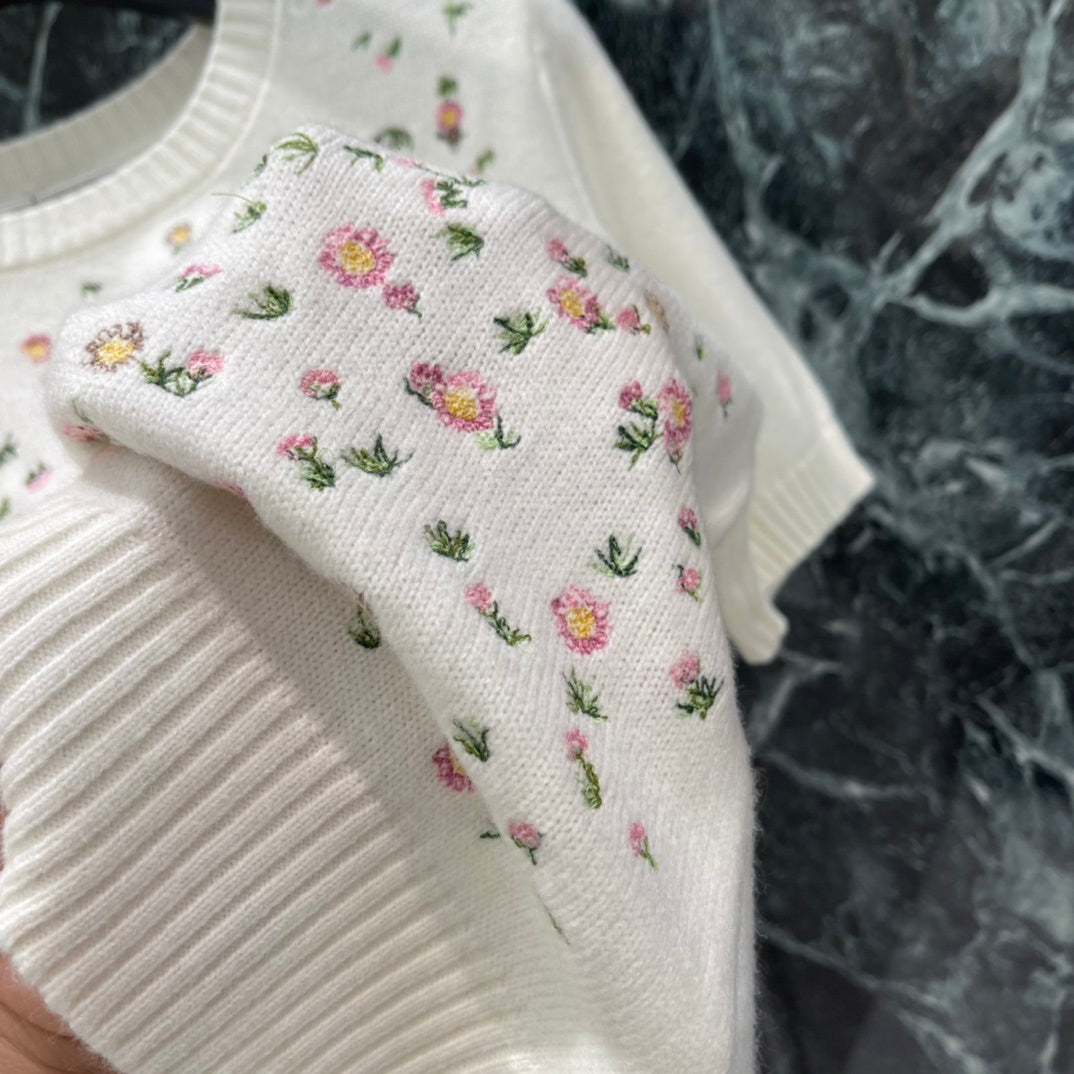 FLORAL EMBROIDERED KNIT TOP