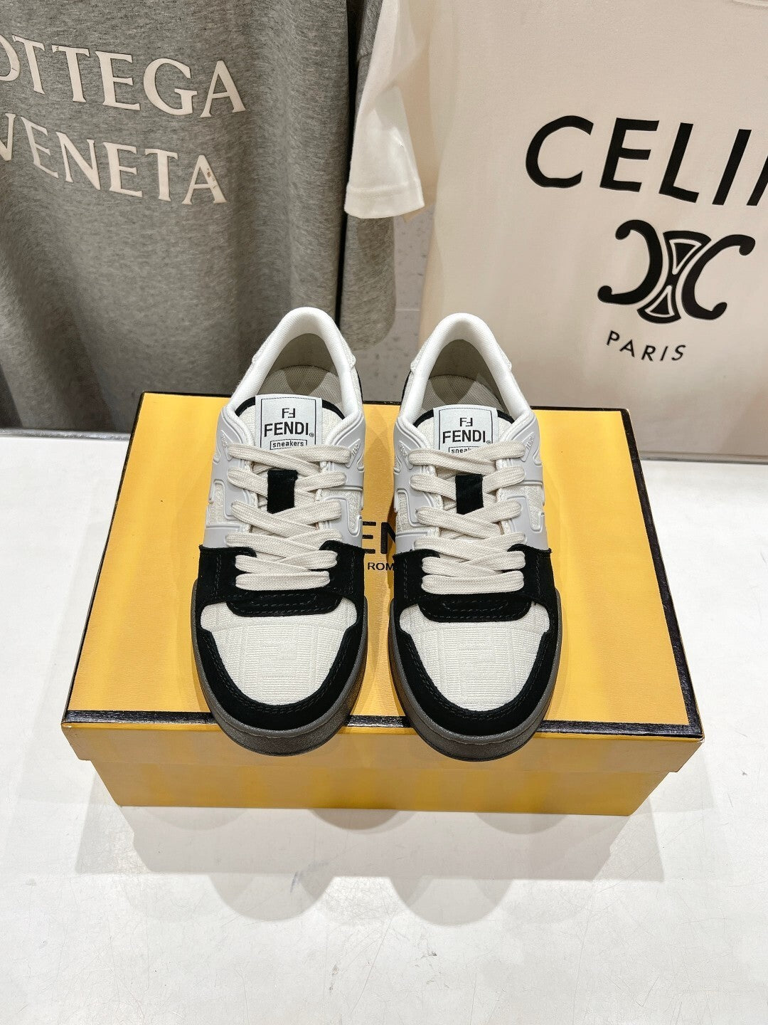 BLACK & WHITE LOW-TOP SNEAKERS WITH CONTRAST PANELS