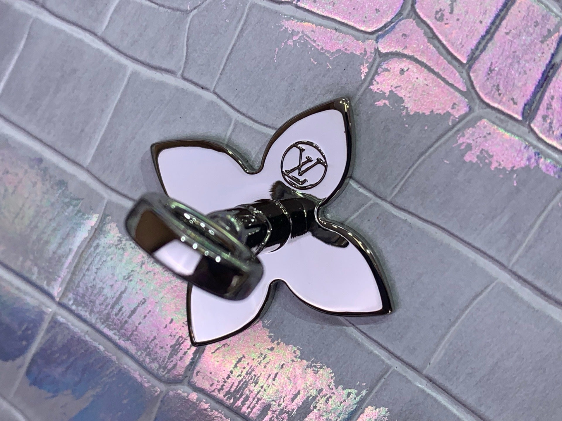 IRIDESCINIERENDE, GEPRÄGTE TASCHE MIT GRIFF