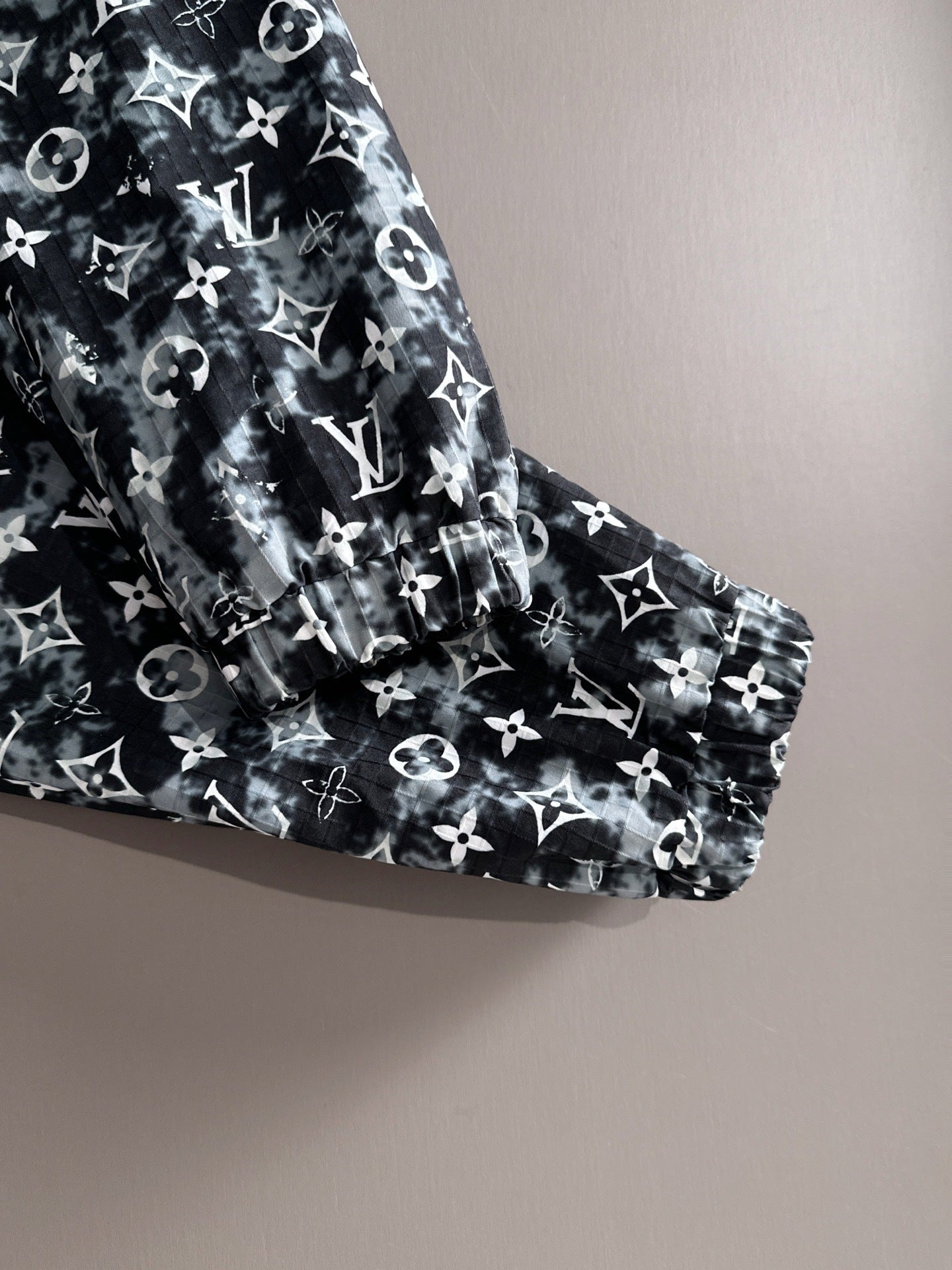 HOODED ZIP JACKET WITH ALL-OVER CONTRAST PATTERN