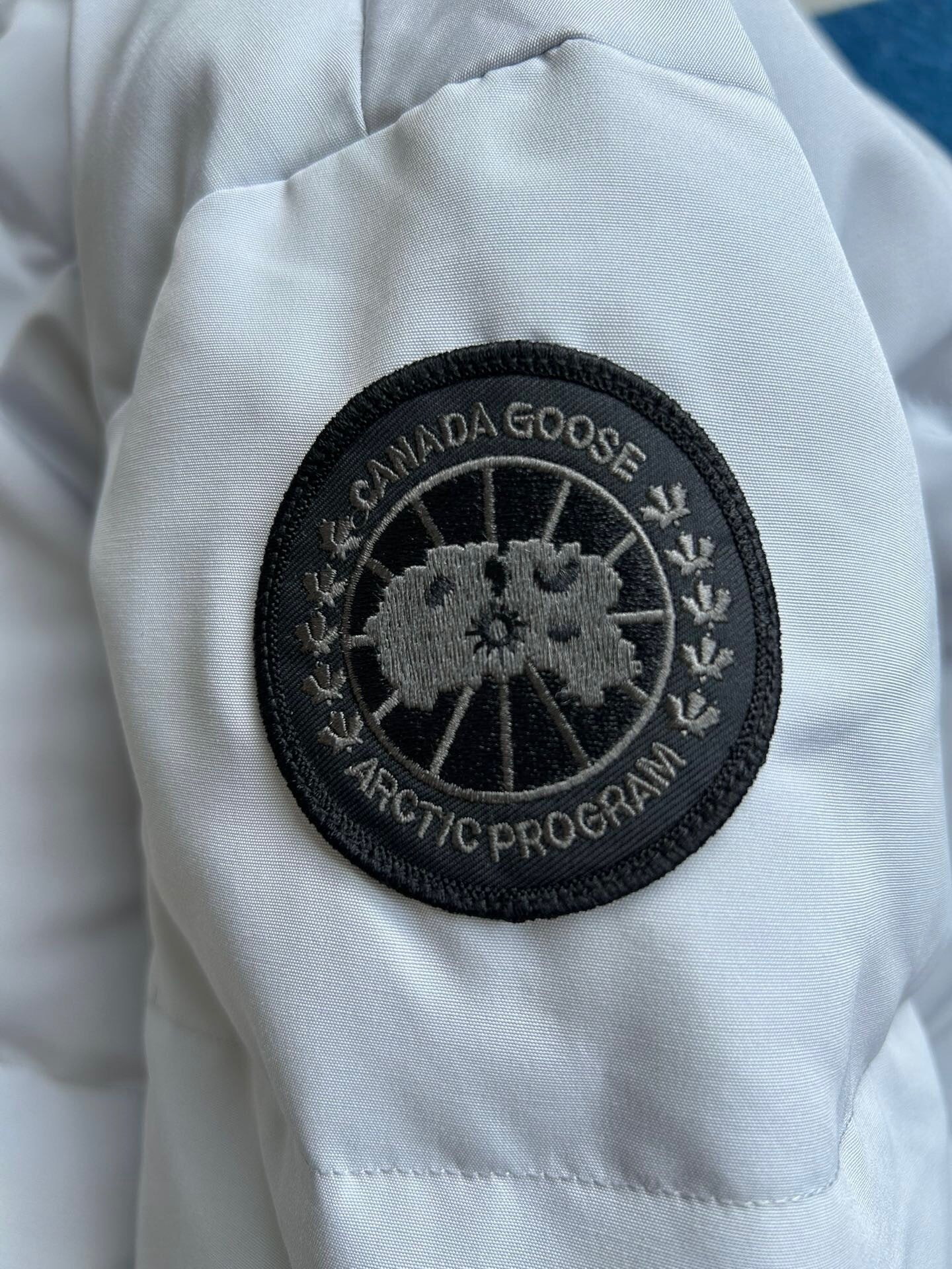 Kurze, wattierte Damen-Daunenjacke mit hohem Kragen