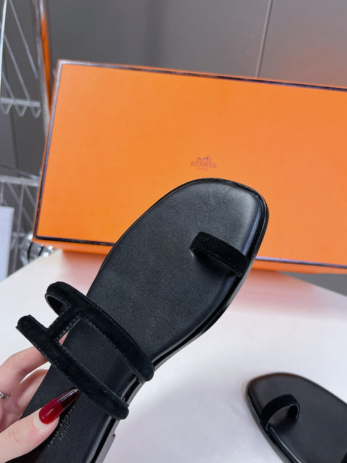 BLACK MINIMAL STRAP SANDALS
