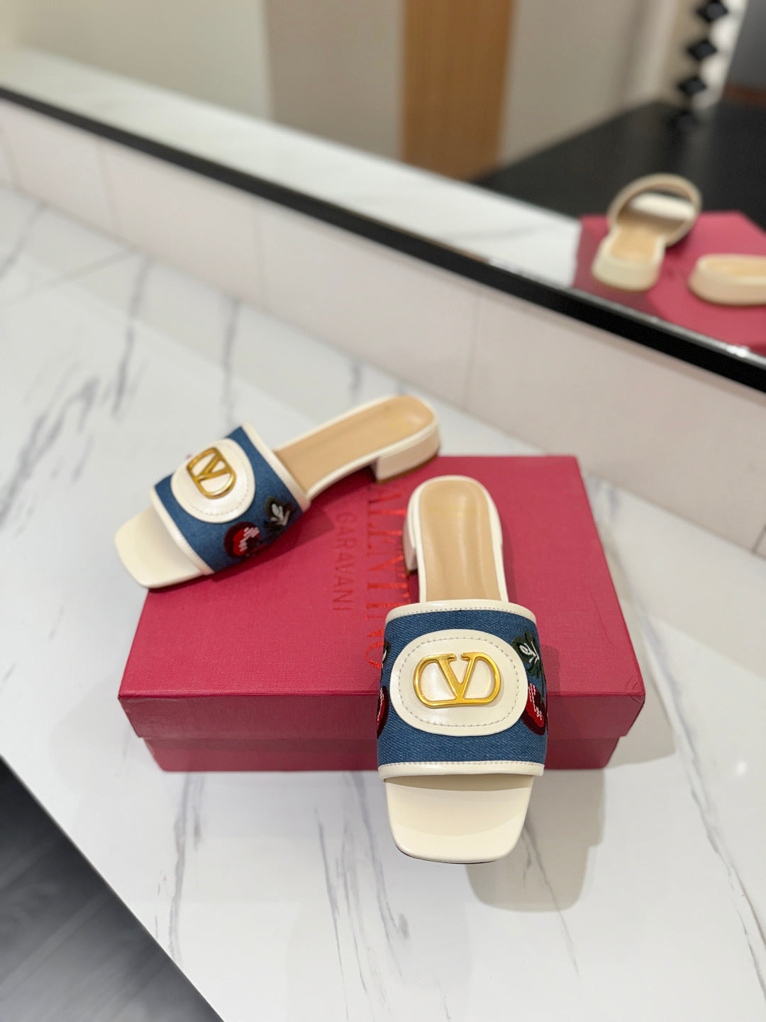EMBROIDERED DENIM SLIDE SANDALS WITH CHERRY DETAIL – BLUE & IVORY