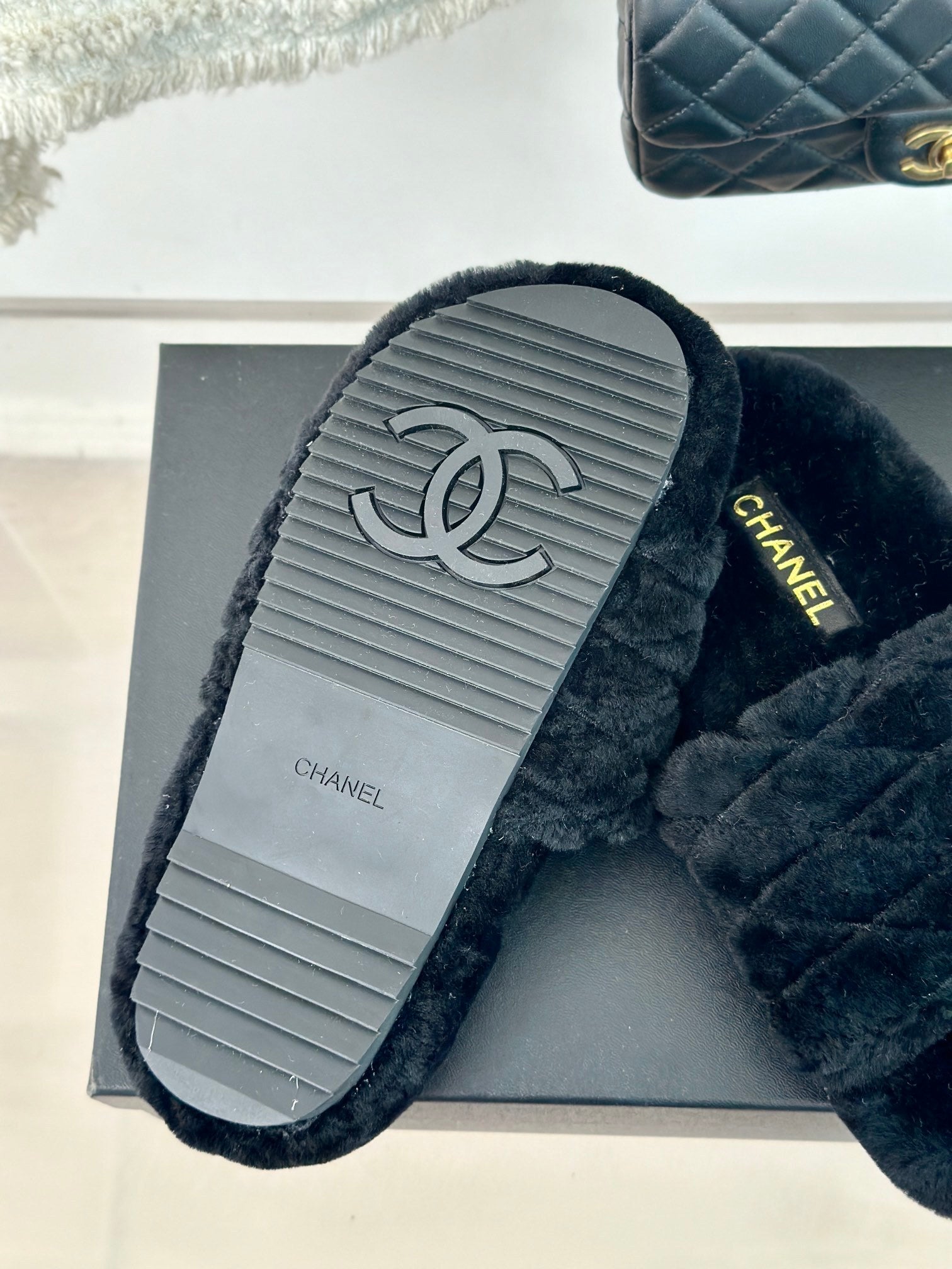 PLUSH FAUX FUR SLIDES – BLACK