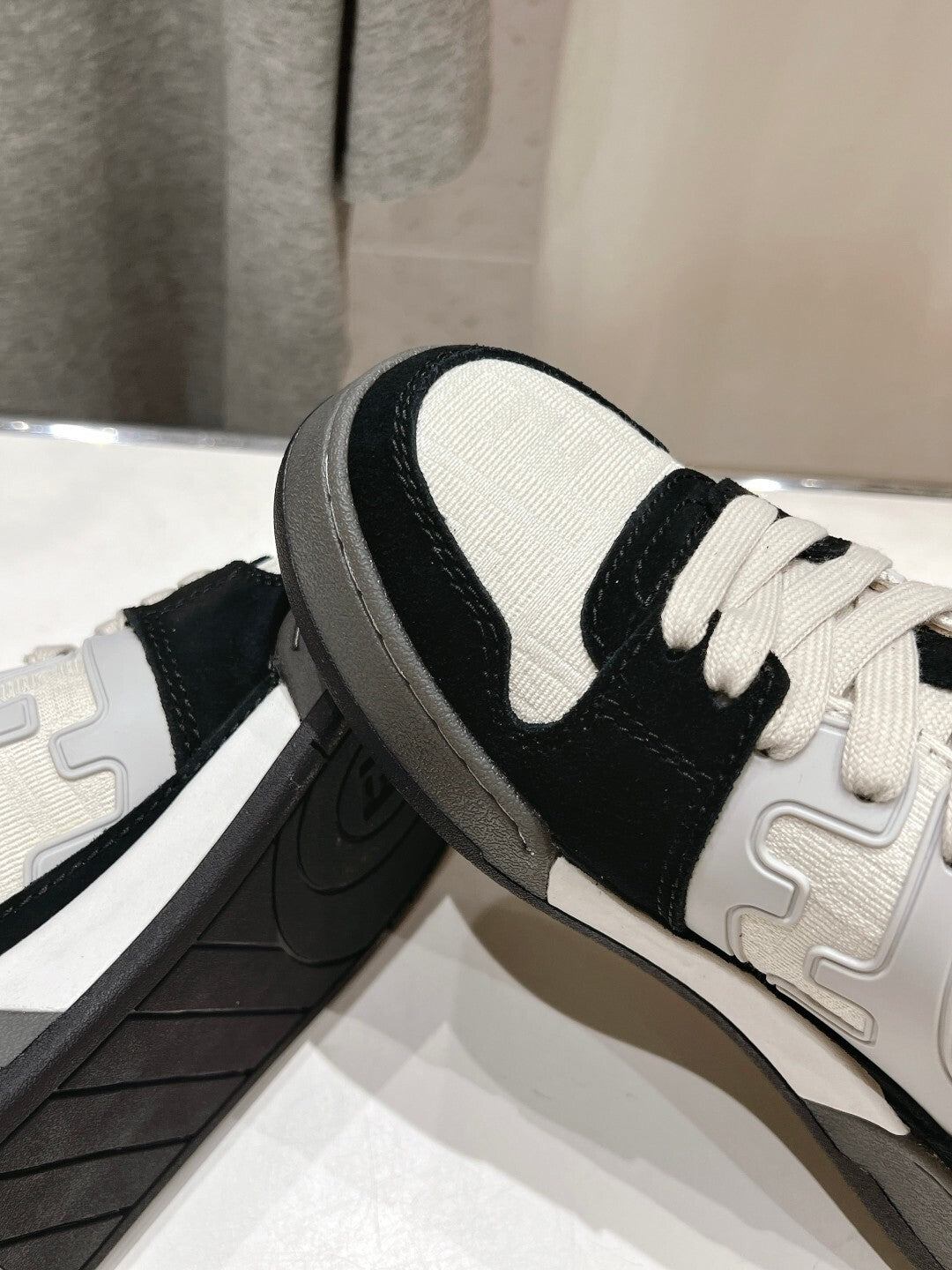BLACK & WHITE LOW-TOP SNEAKERS WITH CONTRAST PANELS