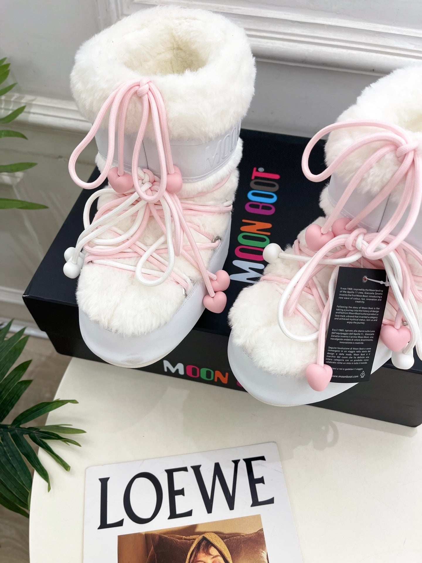 WHITE FAUX FUR LINED WINTER BOOTS WITH PINK LACES