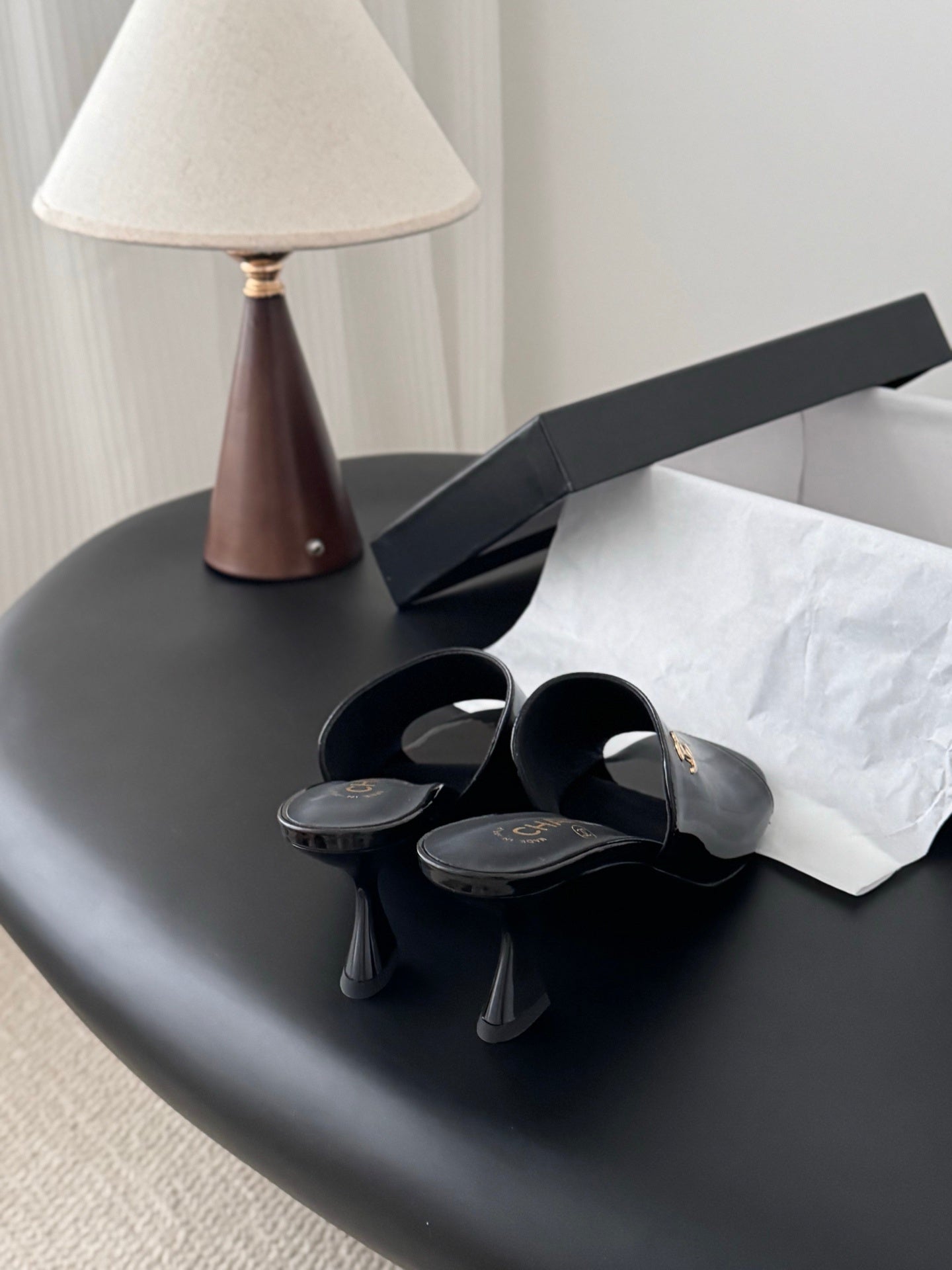 BLACK GLOSSY SLIDE SANDALS