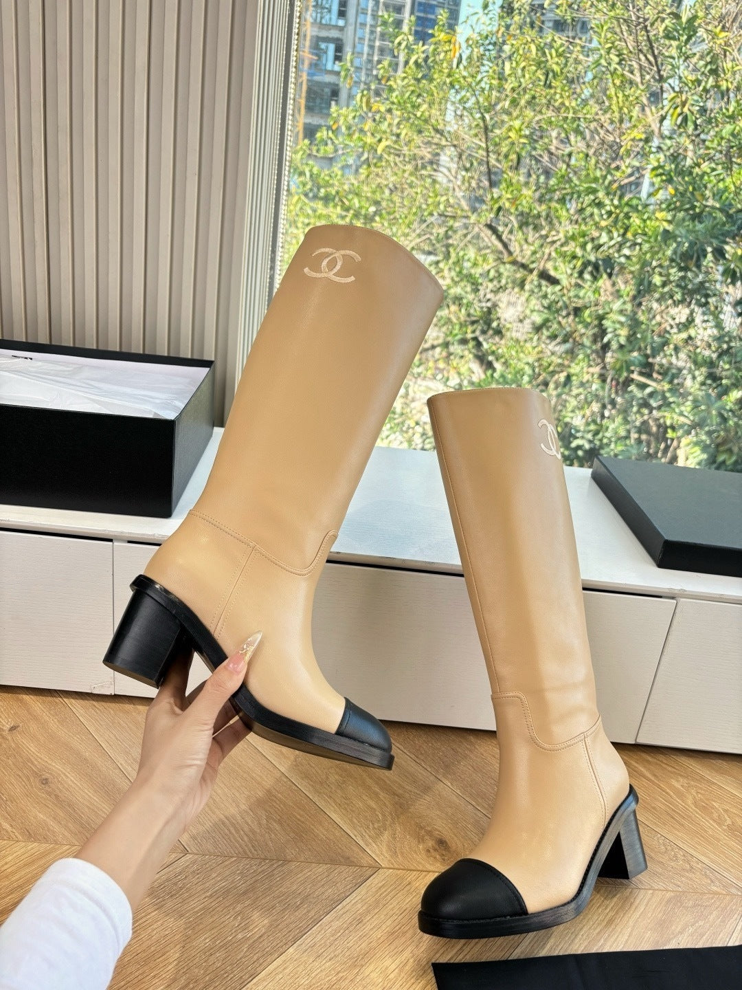 BEIGE LEATHER KNEE-HIGH BOOTS WITH BLACK CAP TOE AND BLOCK HEEL