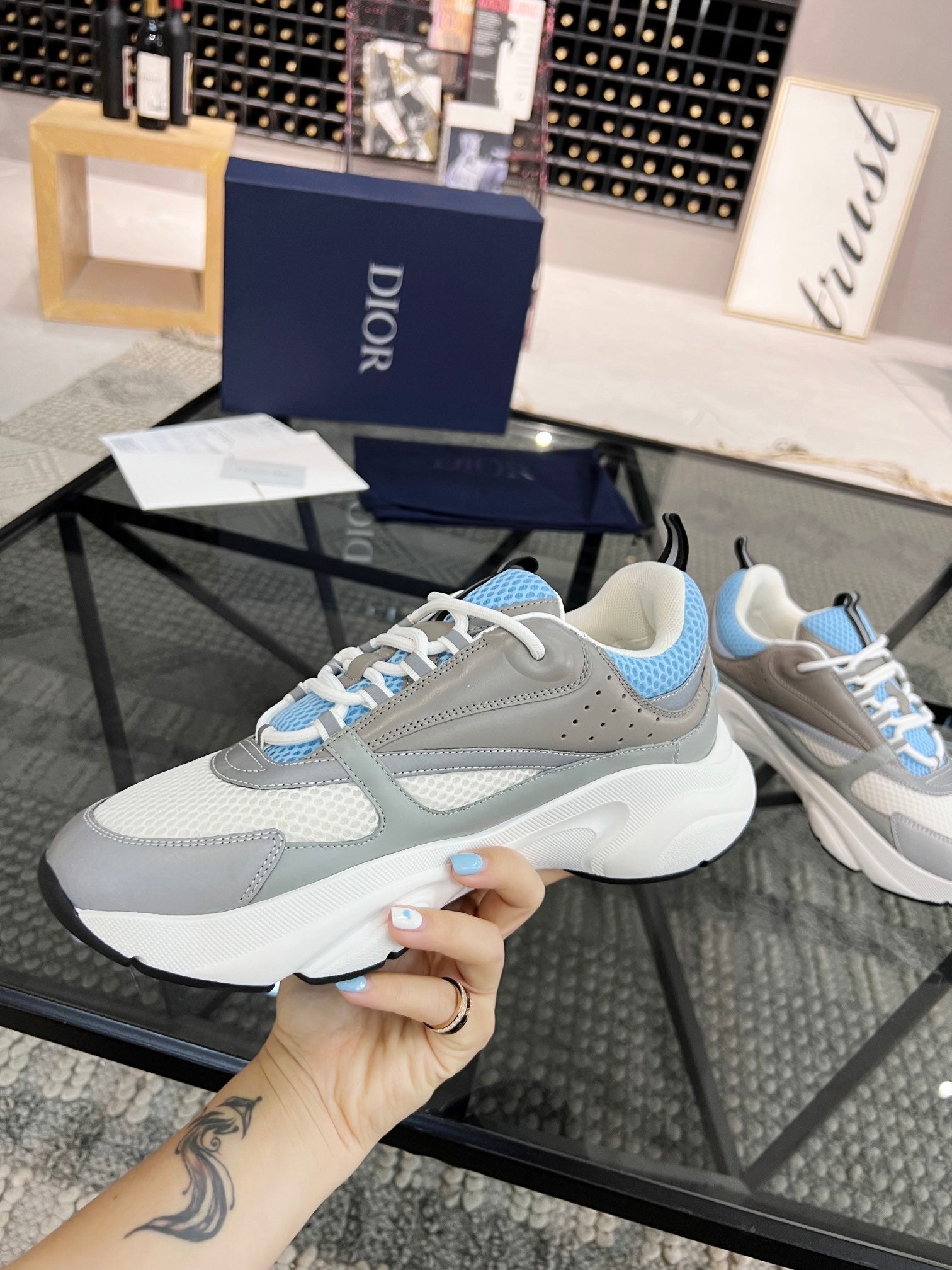 LIGHTWEIGHT MESH PANEL TRAINER SNEAKERS
