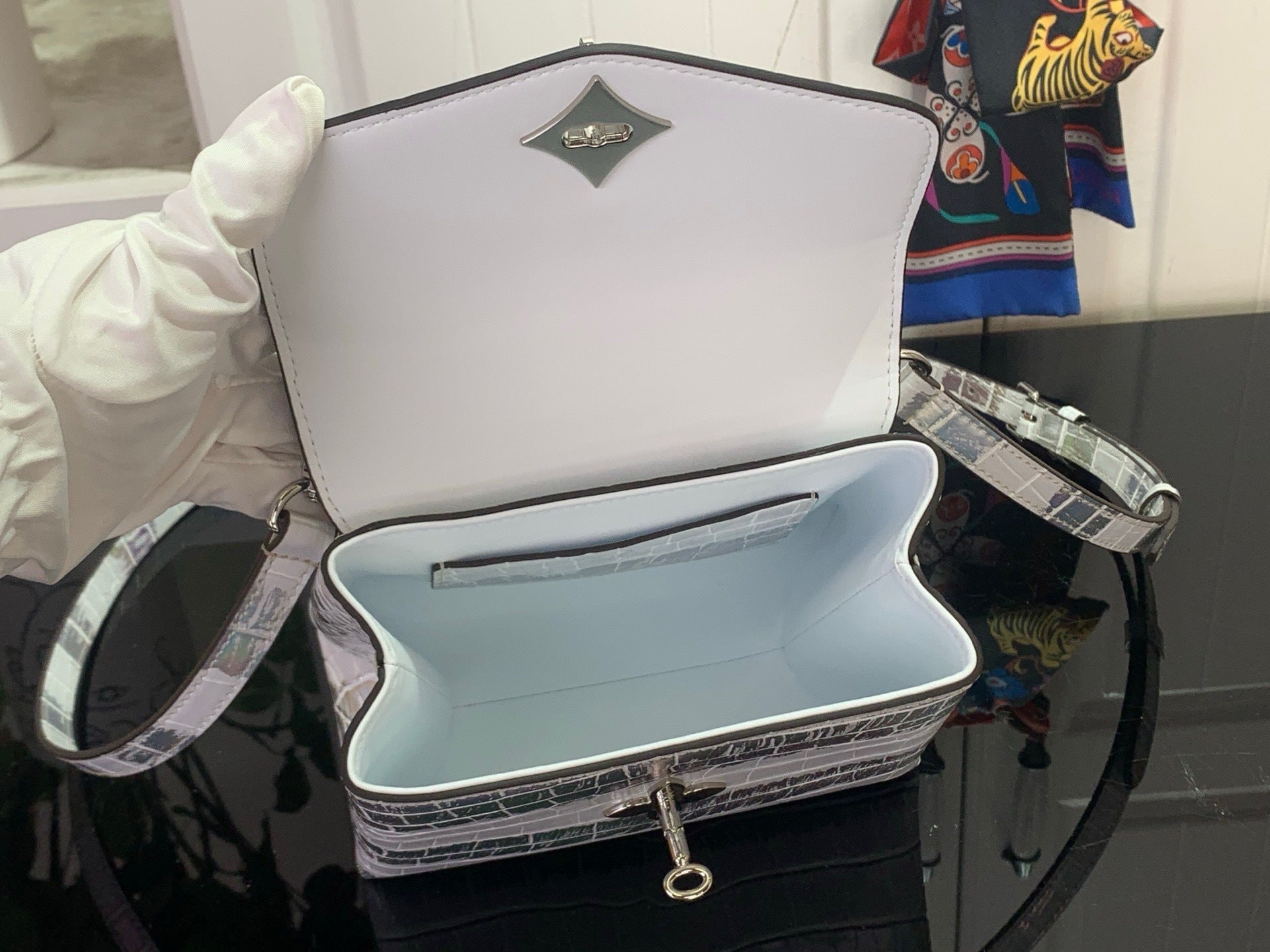 IRIDESCINIERENDE, GEPRÄGTE TASCHE MIT GRIFF