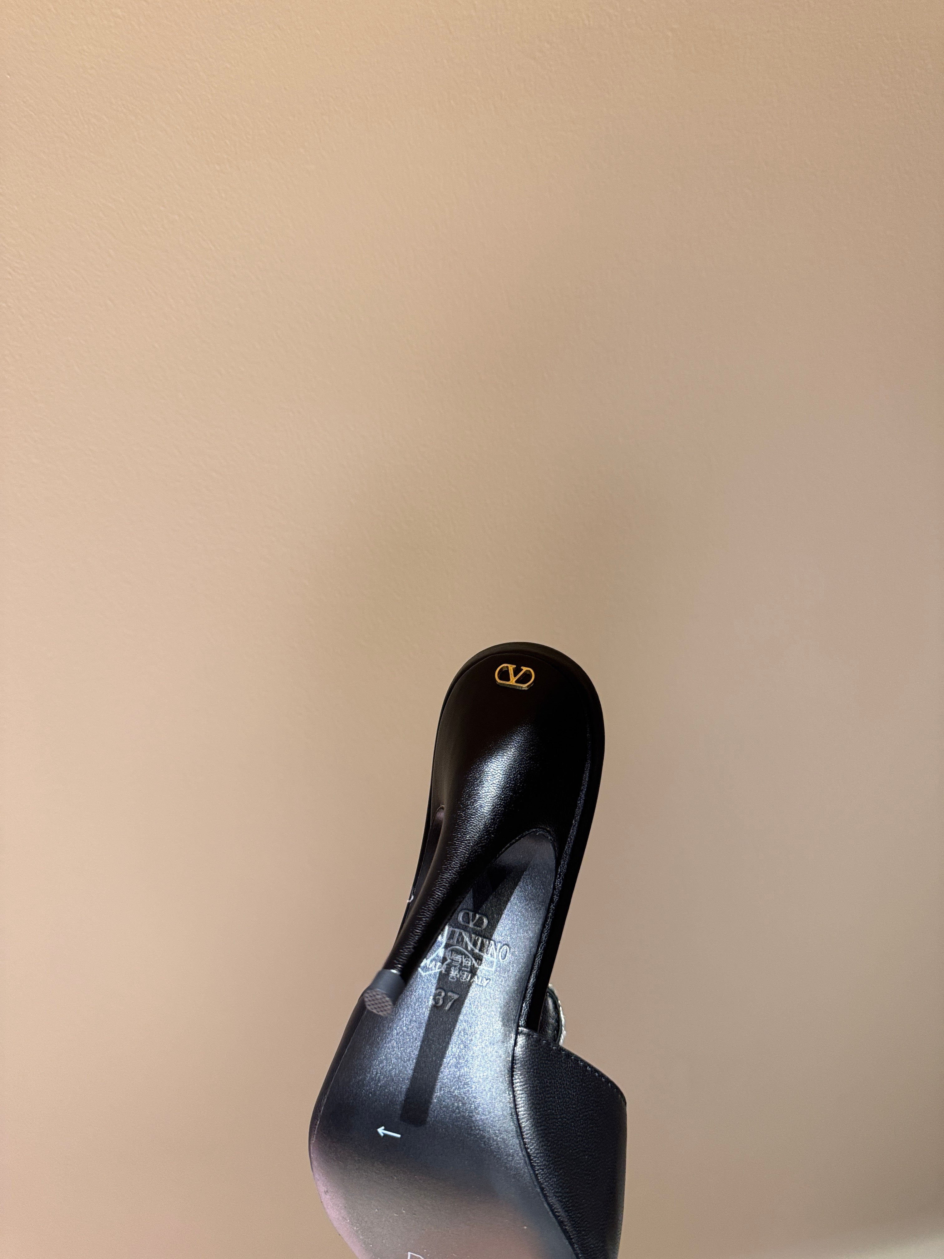 EMBELLISHED POINTED MULE HEELS – BLACK & RED