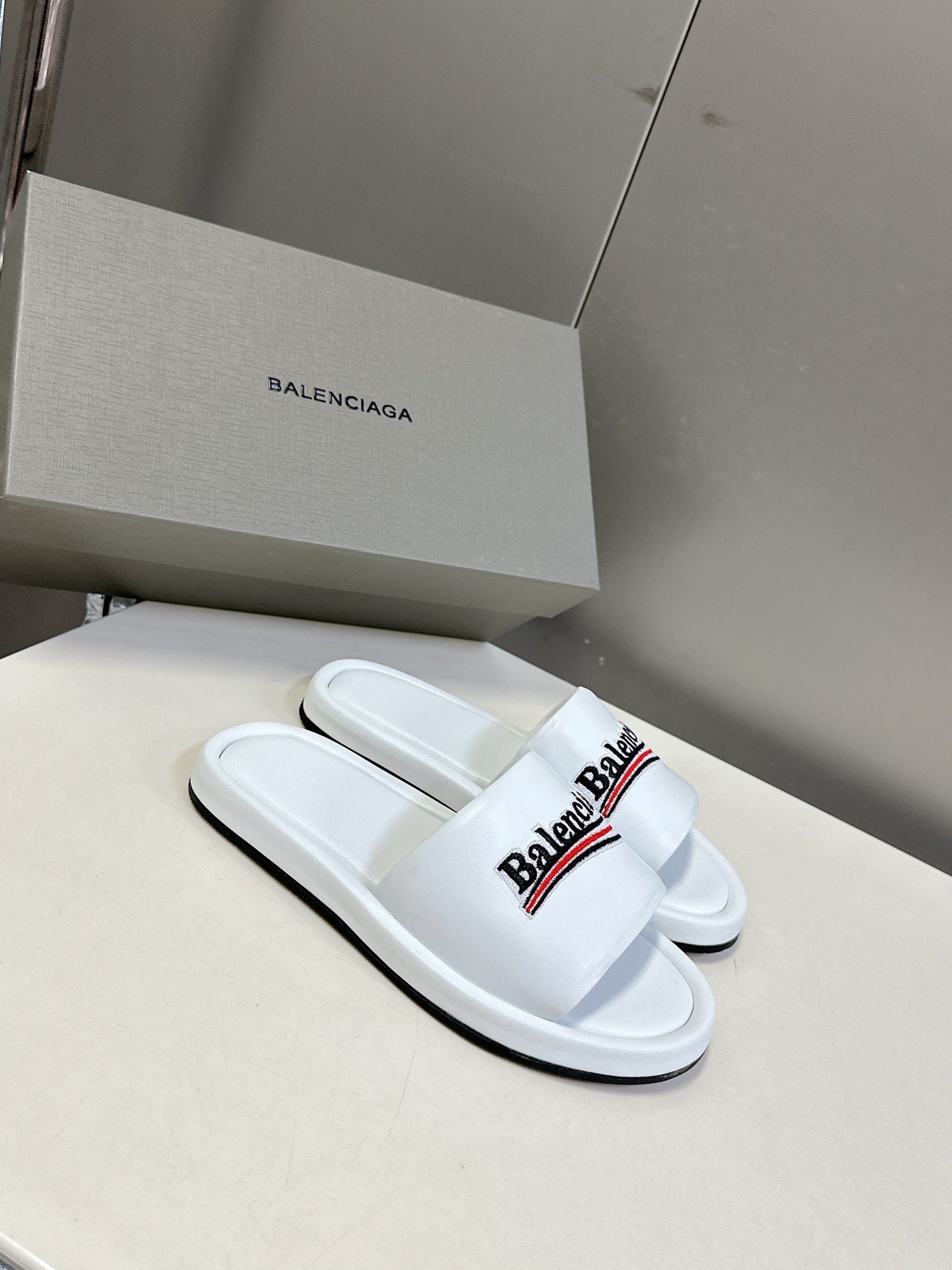 WHITE LOGO SLIDE SANDALS
