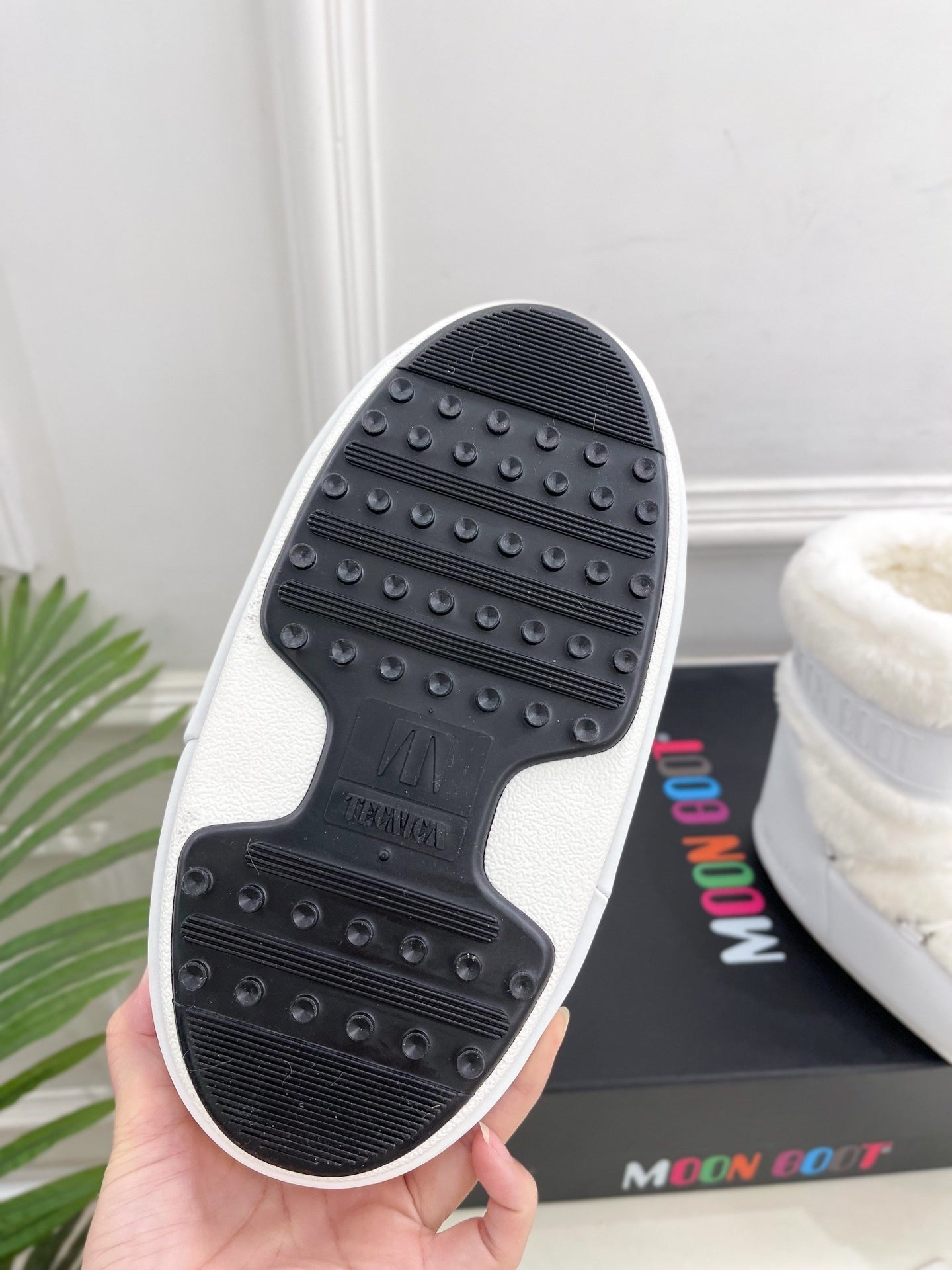 WINTER WHITE BOOTS WITH FAUX FUR LINING