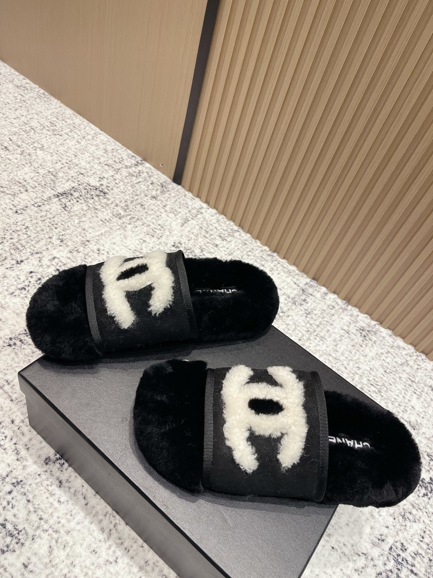 BLACK FUR LOGO SLIDE SANDALS