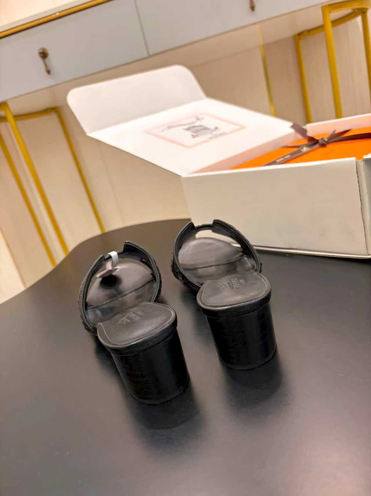 BLACK LEATHER HEELED SLIDE SANDALS