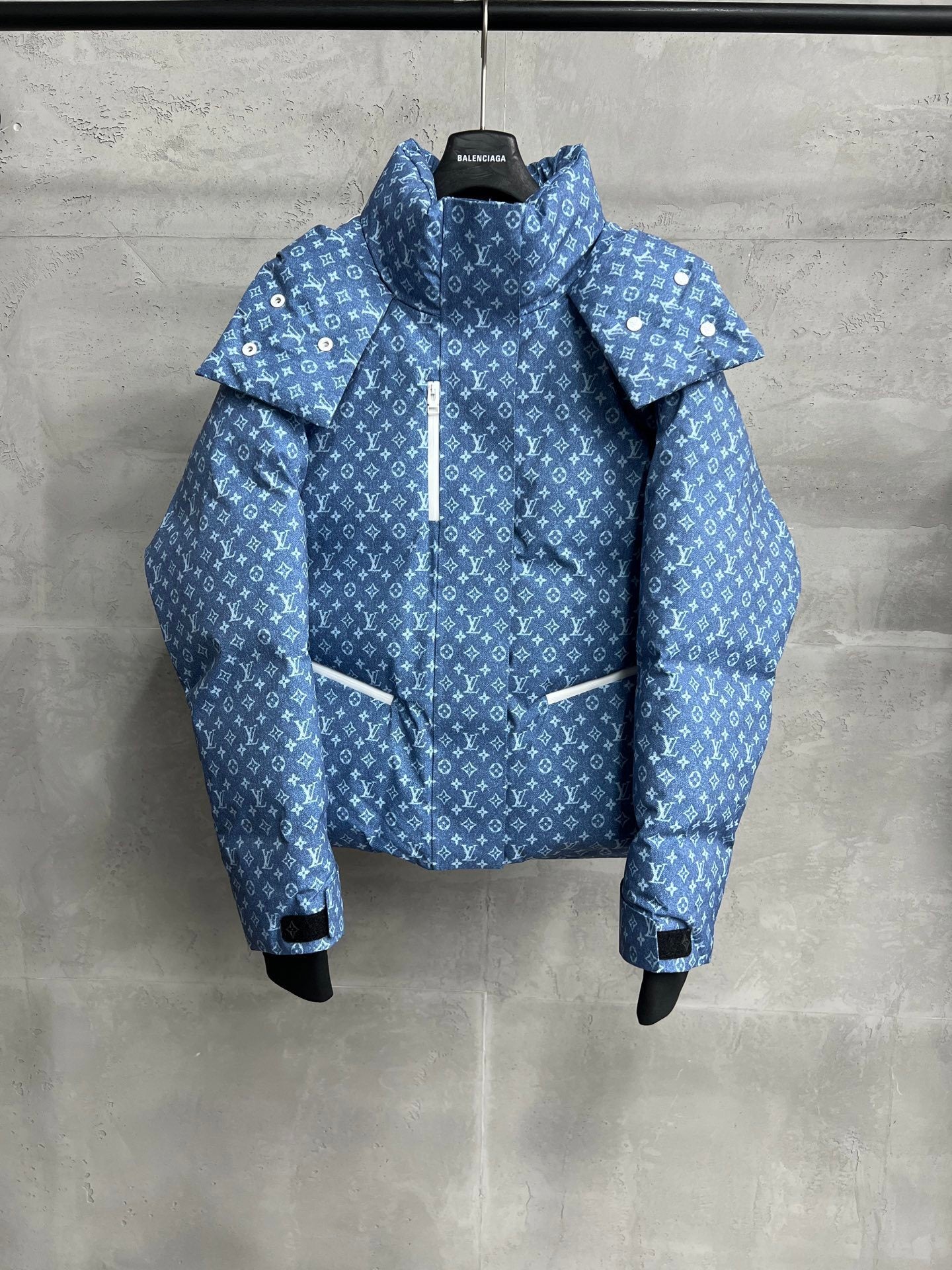 ALL-OVER PATTERN PUFFER JACKET WITH HOOD