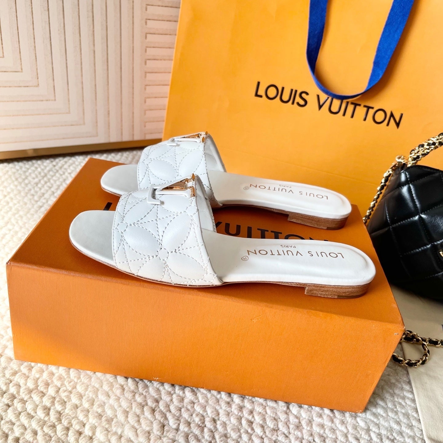 QUILTED LEATHER LOGO SLIDE SANDALS – WHITE