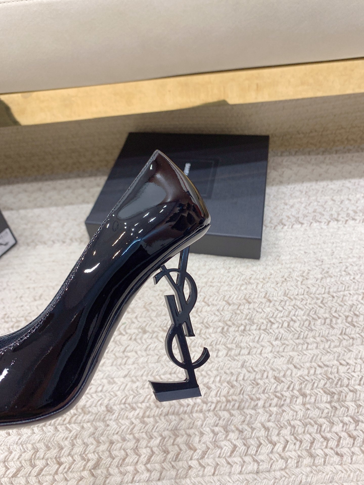 GLOSSY BLACK POINTED TOE HIGH HEELS