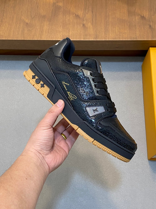 BLACK LOW-TOP LEATHER SNEAKERS WITH TEXTURED DETAILS