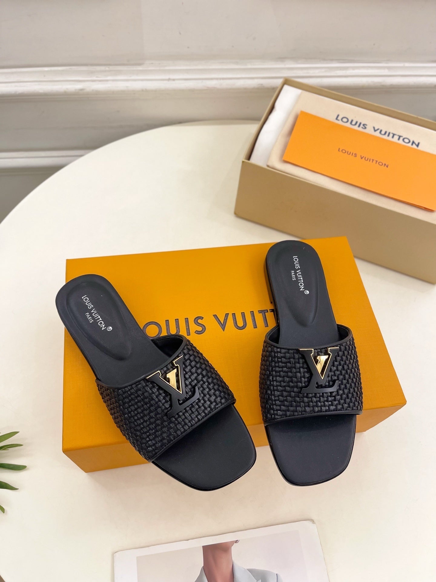 WOVEN TEXTURE MONOGRAM DETAIL SLIDE SANDALS – BLACK