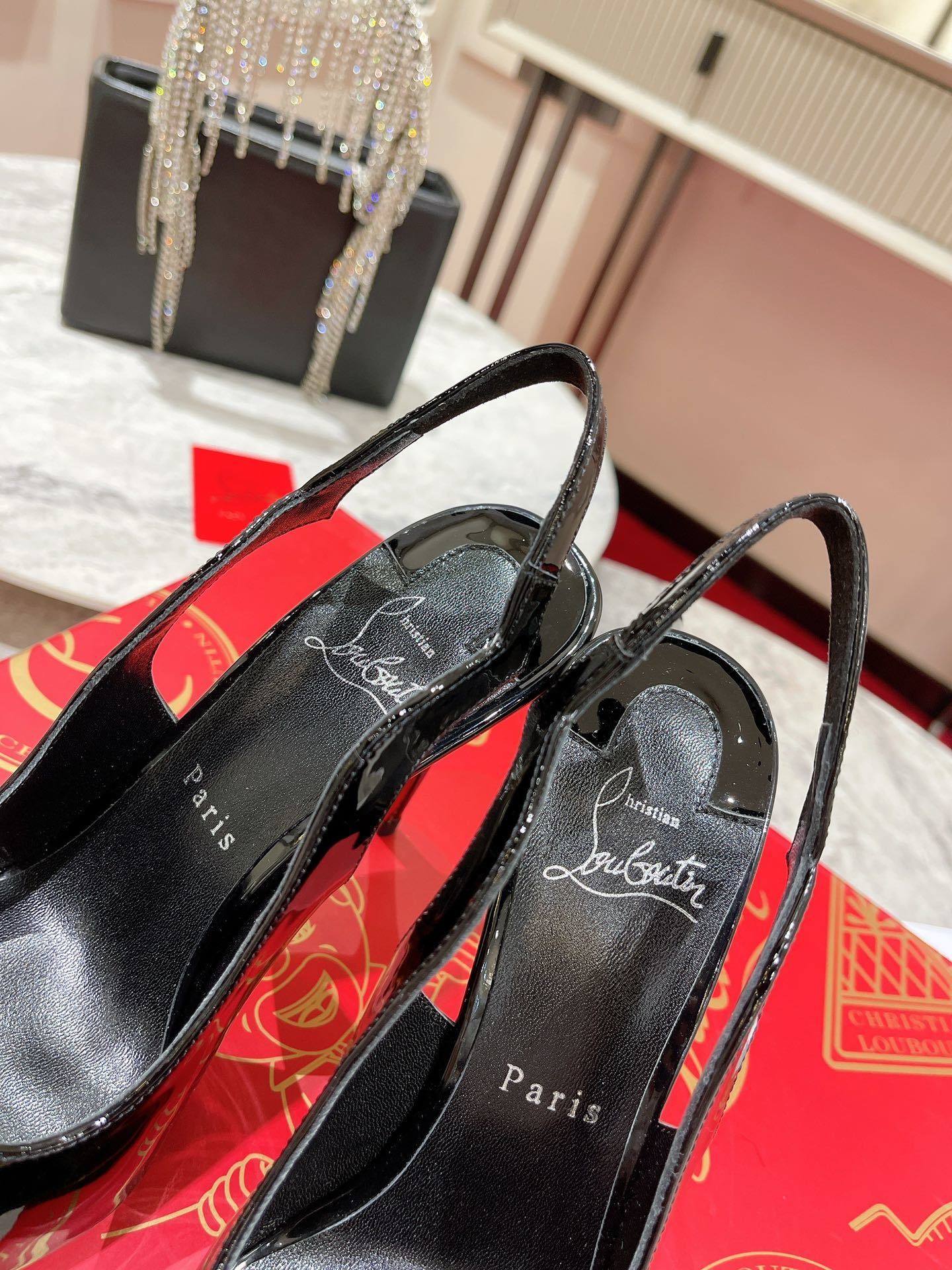 BLACK PATENT SCALLOPED SLINGBACK HEELS