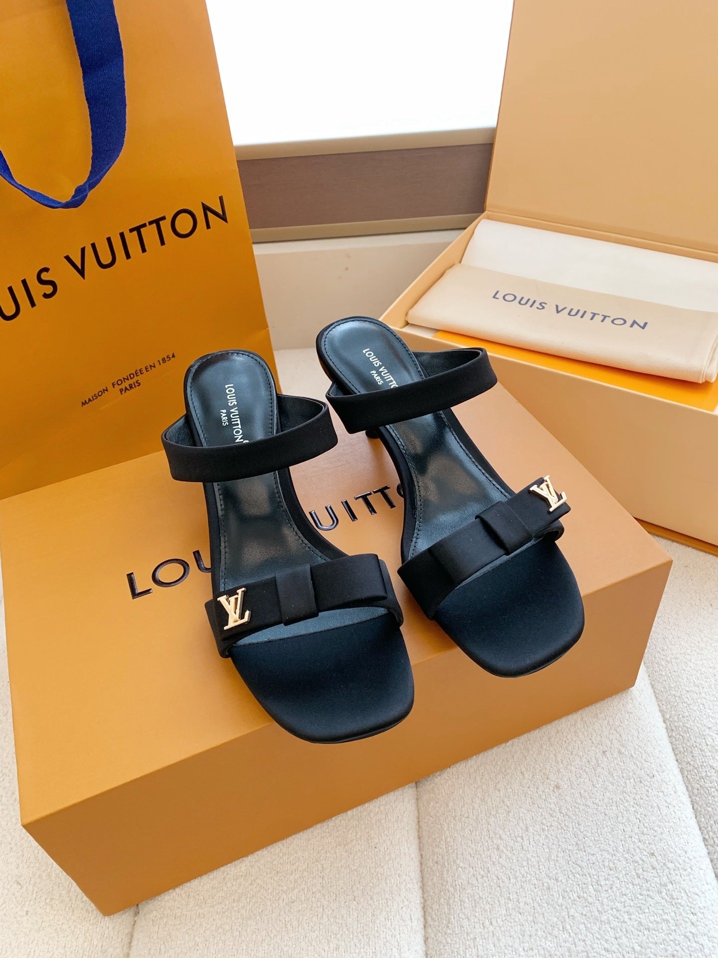 BLACK BOW DETAIL SLIDE HEEL SANDALS