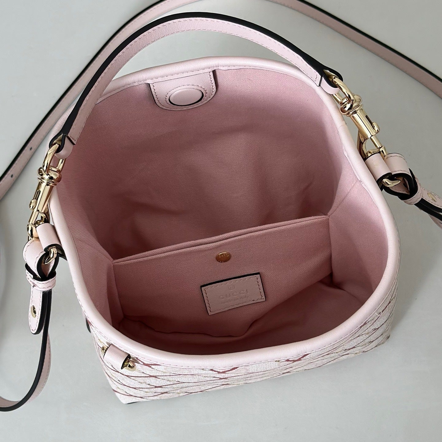 DIAMOND PRINT BUCKET SHOULDER BAG – LIGHT PINK