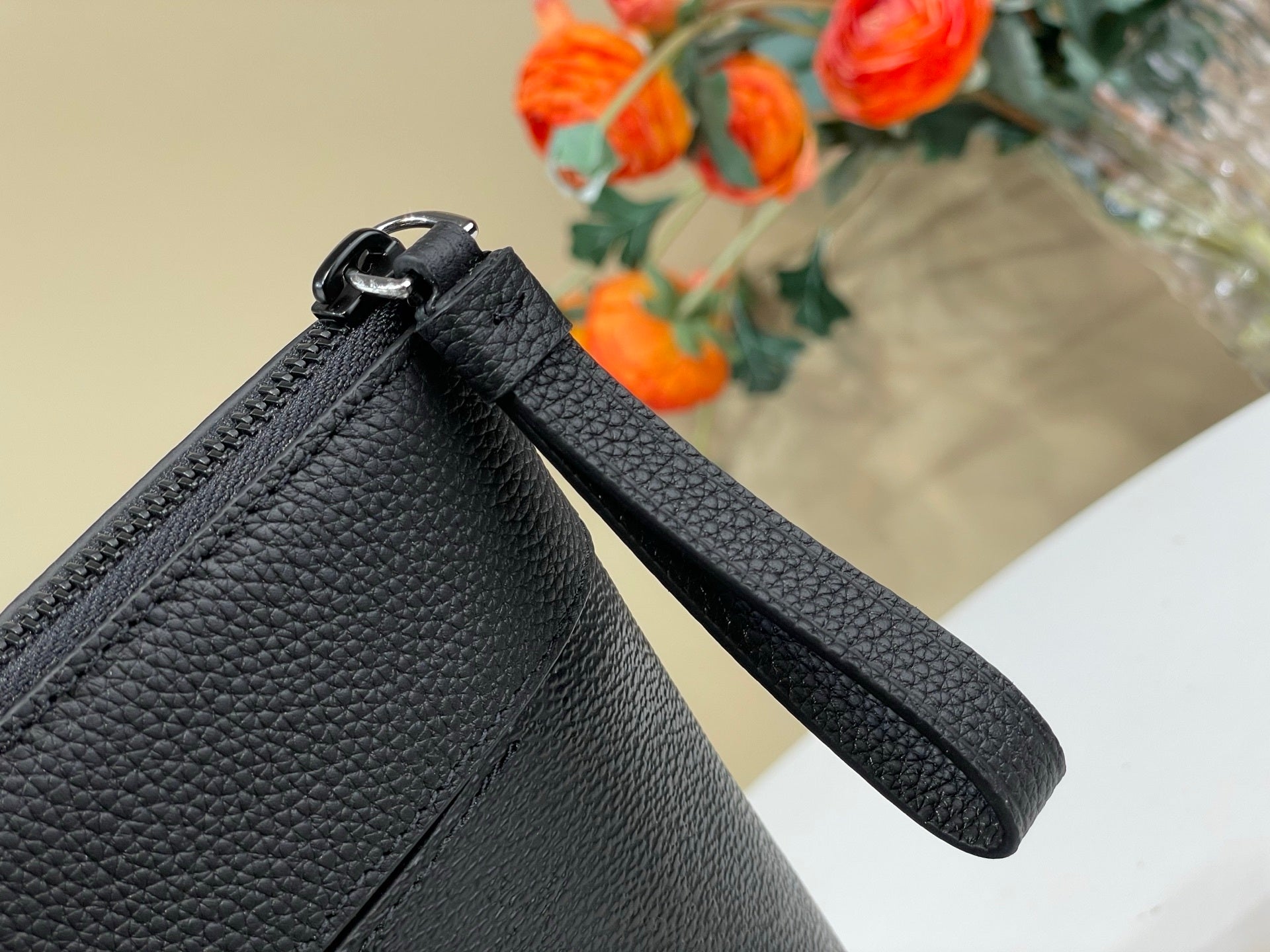MINIMALIST LEATHER ZIP POUCH