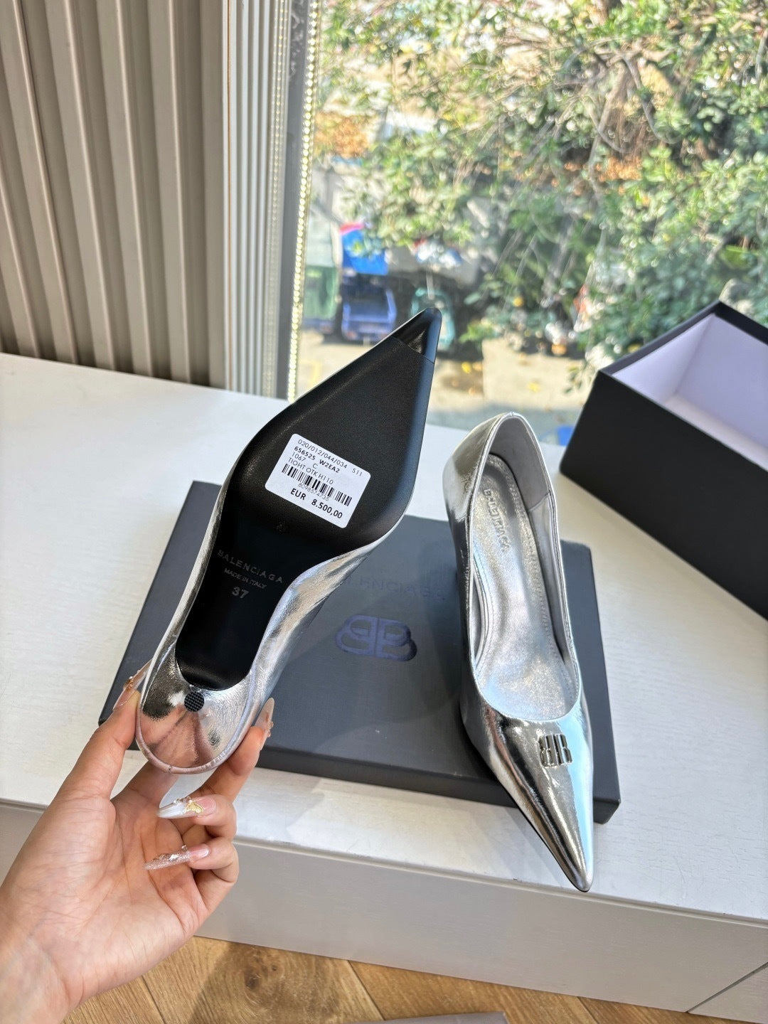 Metallic-silberne Pumps mit spitzer Zehenpartie und hohem Absatz 