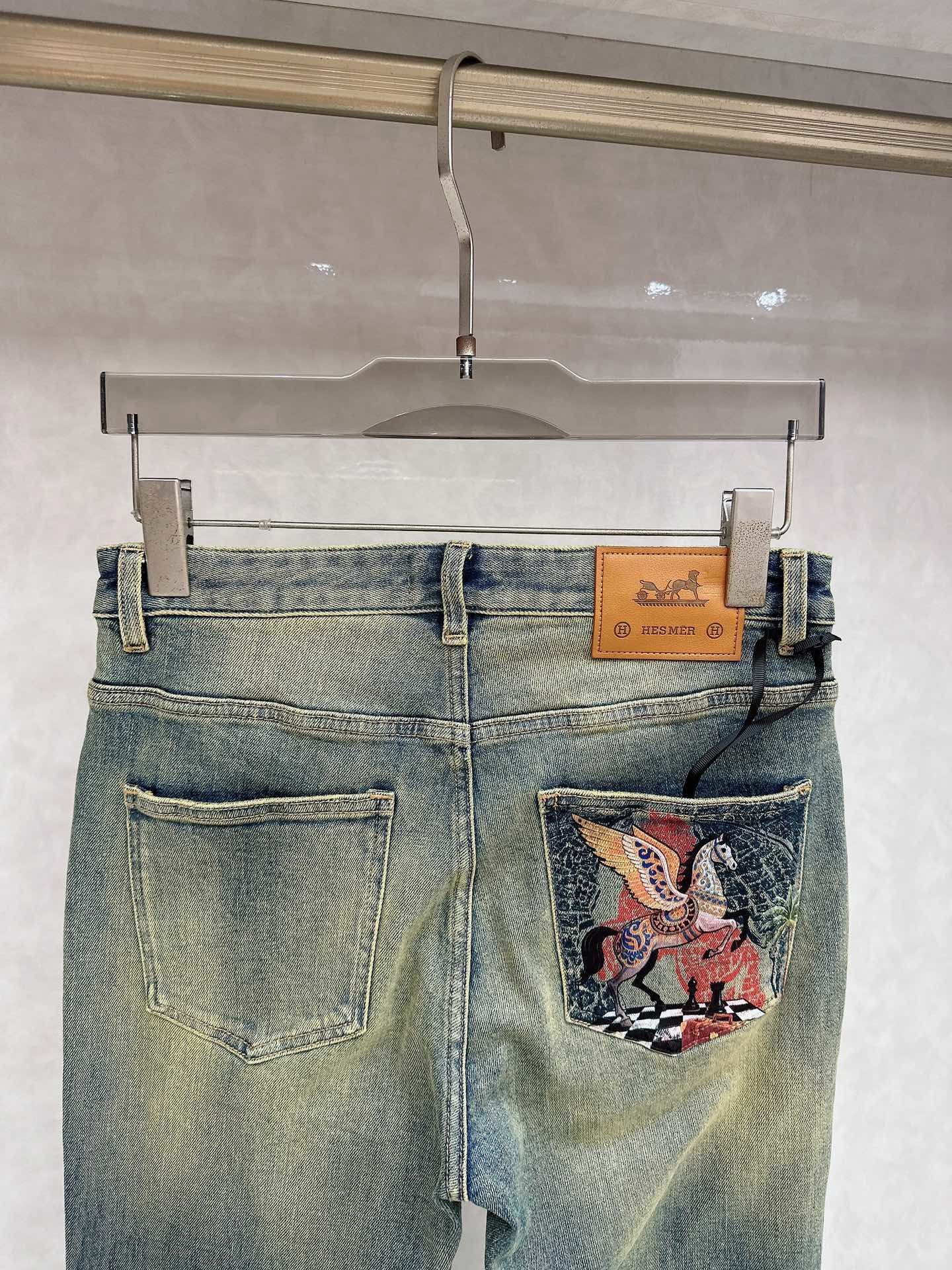 Used-Look-Jeans mit grafischem Gesäßaufdruck