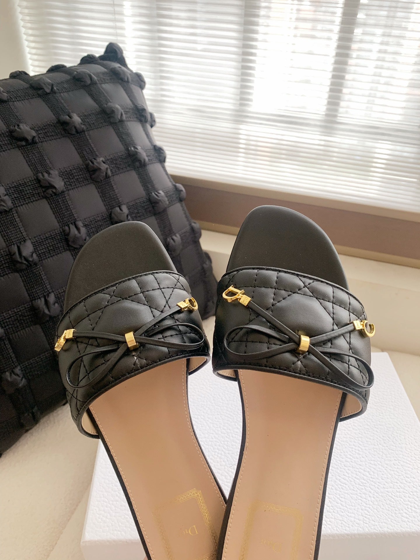 BLACK QUILTED BOW SLIDE SANDALS