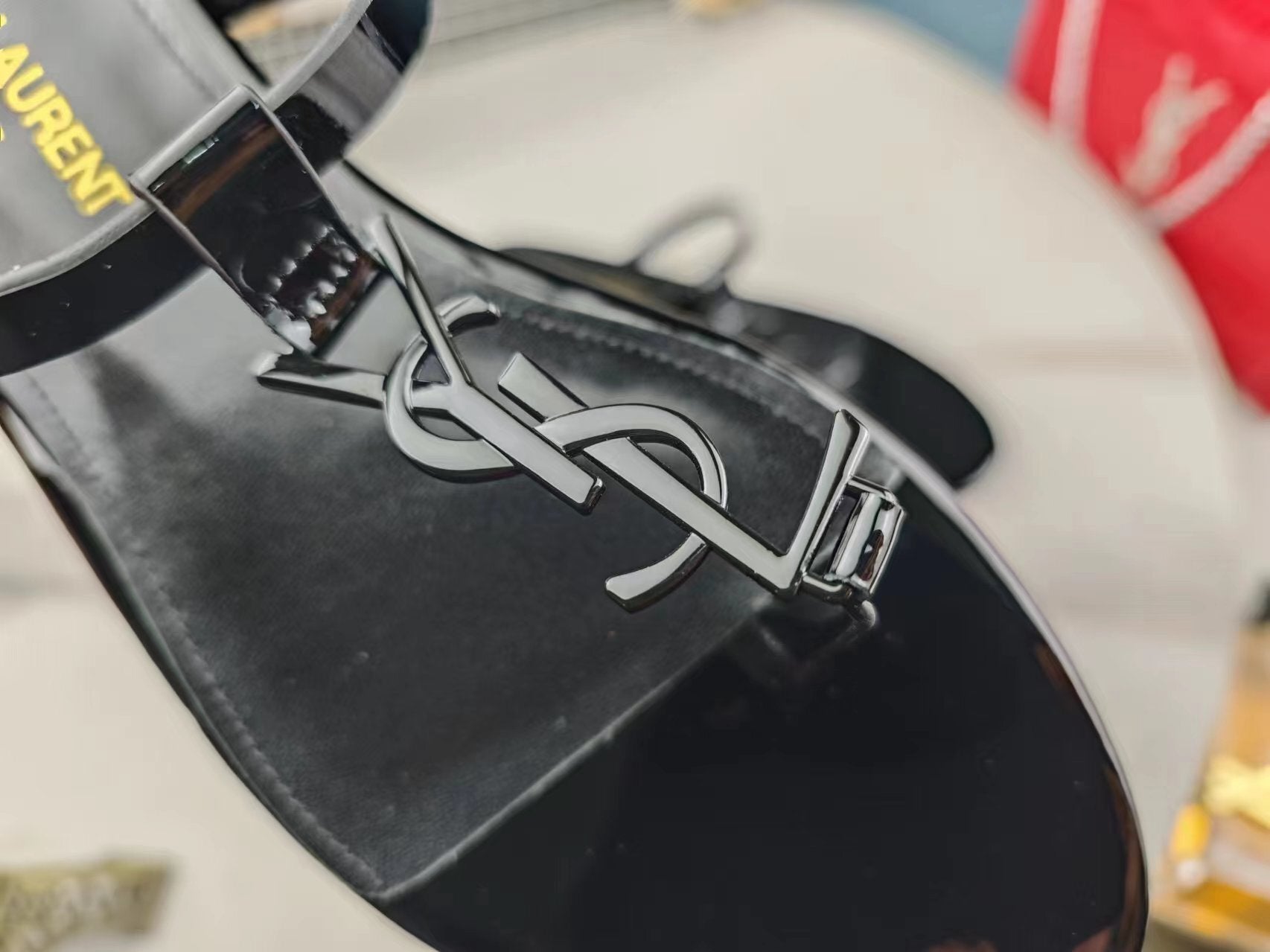 BLACK PATENT FLAT SANDALS WITH MINIMAL STRAP