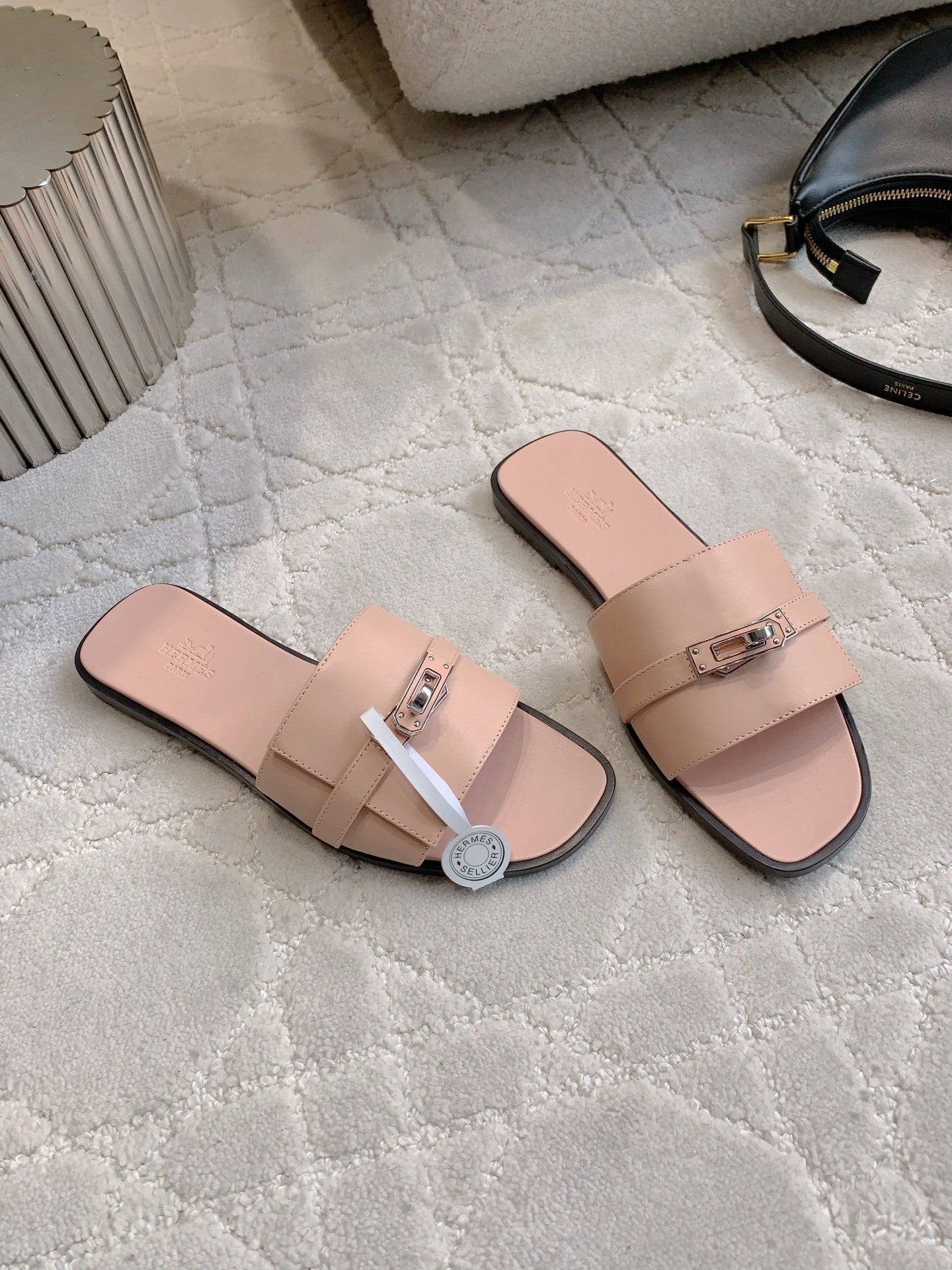 FLAT SUMMER SLIDES WITH CLEAN STRAP AND METAL DETAIL