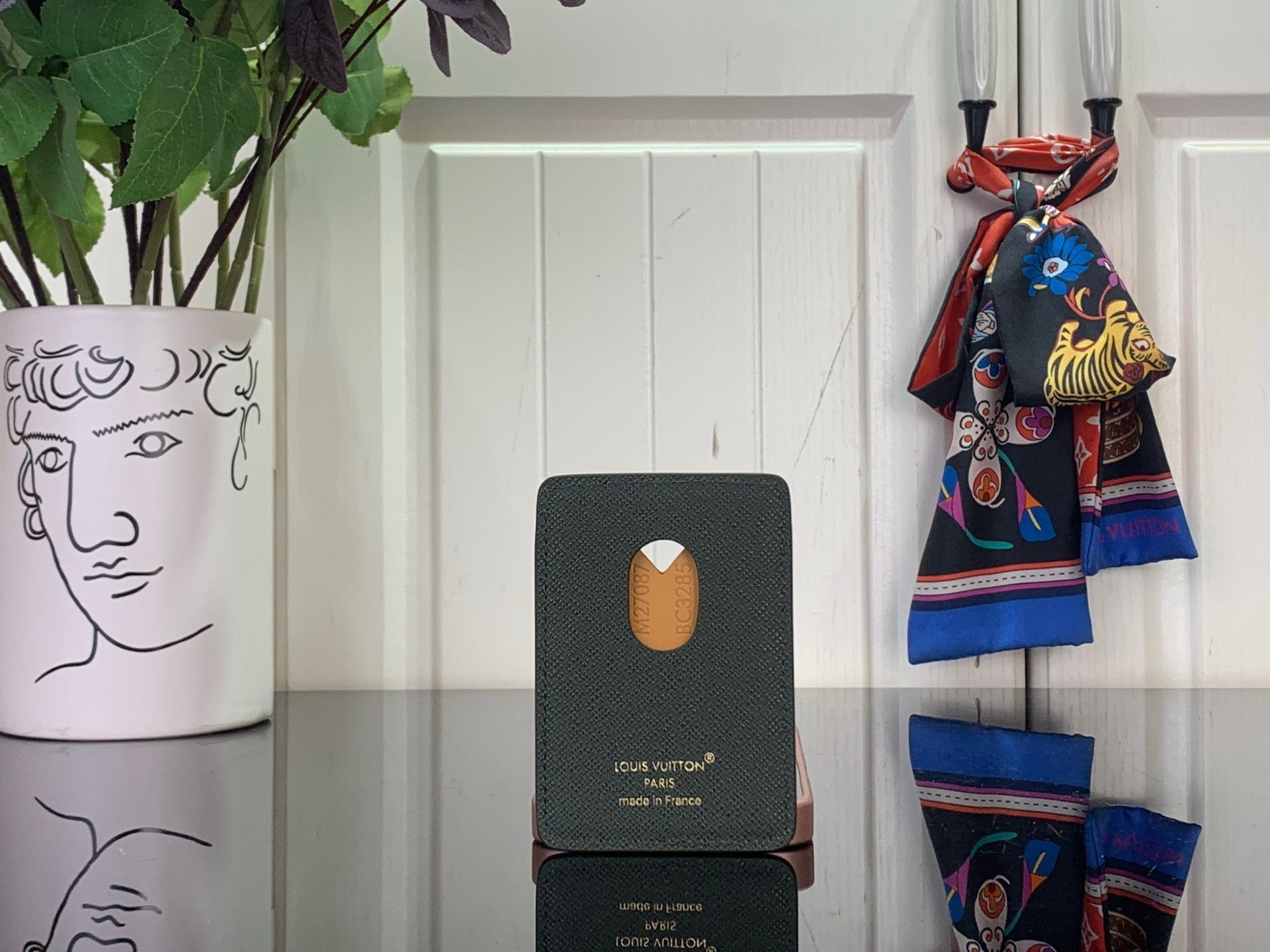 V-DETAIL CARD HOLDER