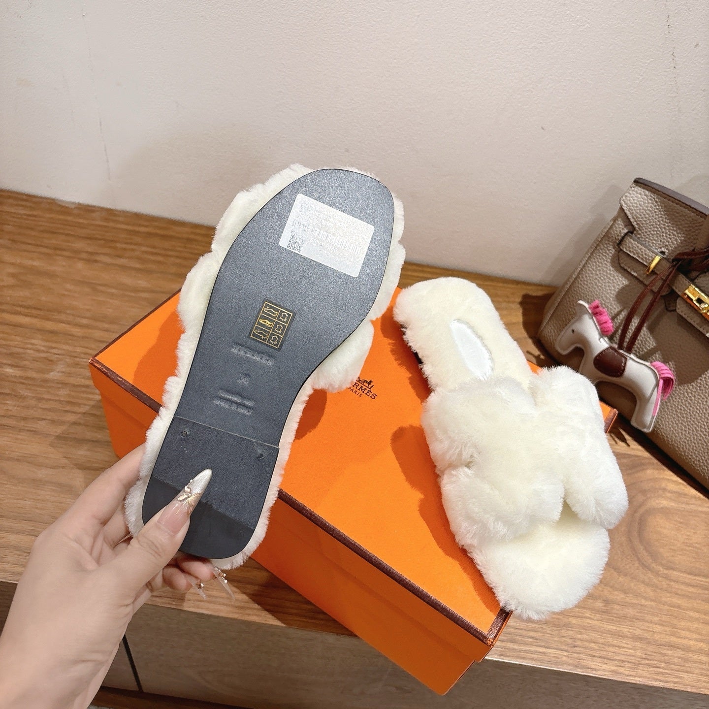 WHITE FAUX FUR SLIDE SLIPPERS