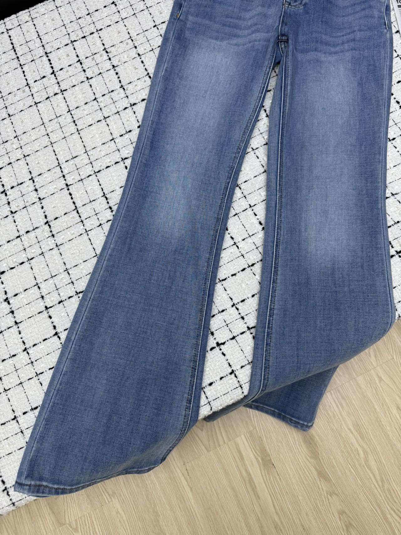 CLASSIC HIGH-RISE FLARED DENIM JEANS