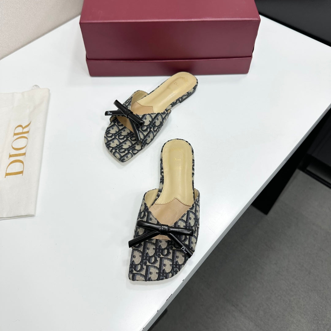 MONOGRAM PRINT BOW DETAIL FLAT MULE SANDALS