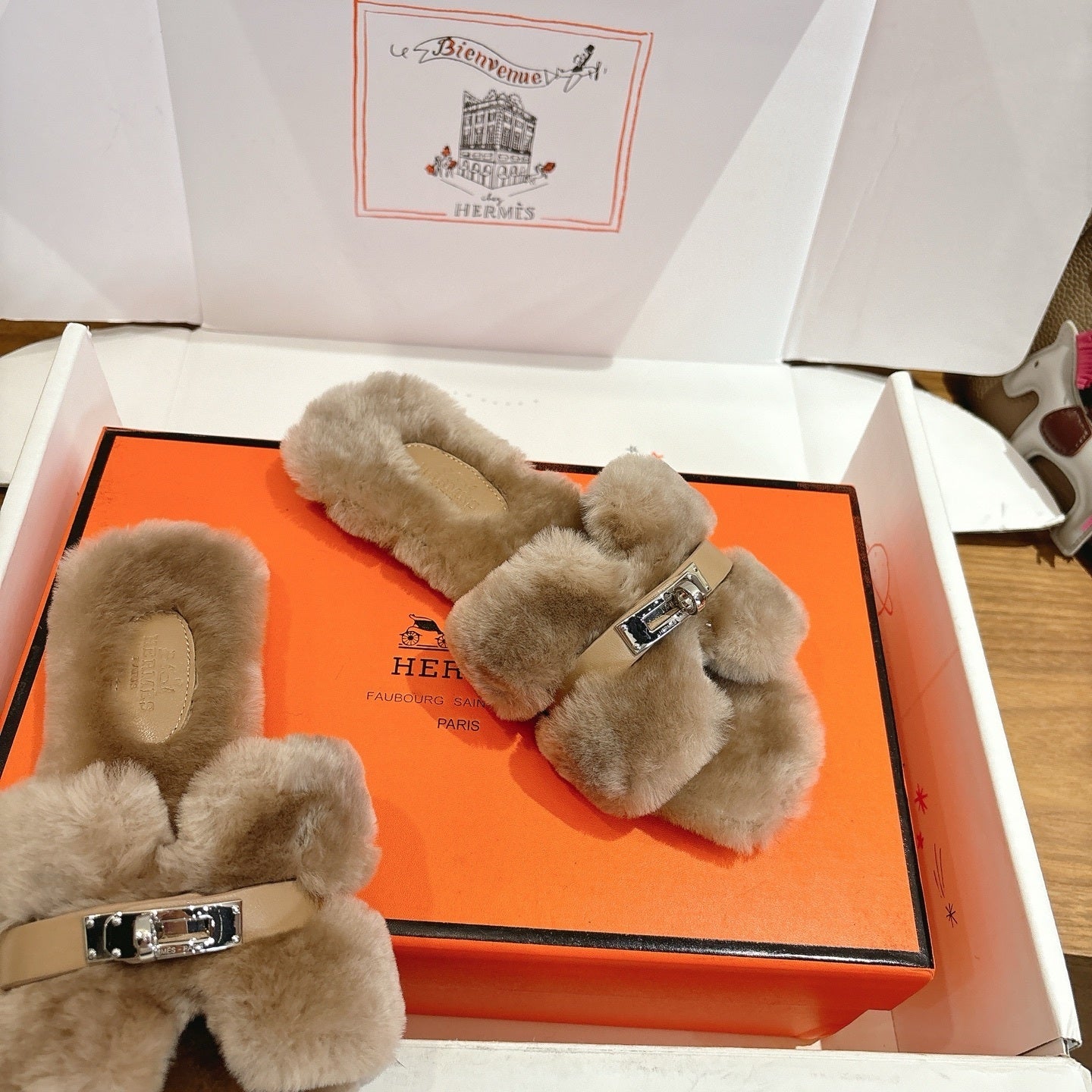 BEIGE FAUX FUR MULE SLIPPERS WITH METALLIC DETAIL