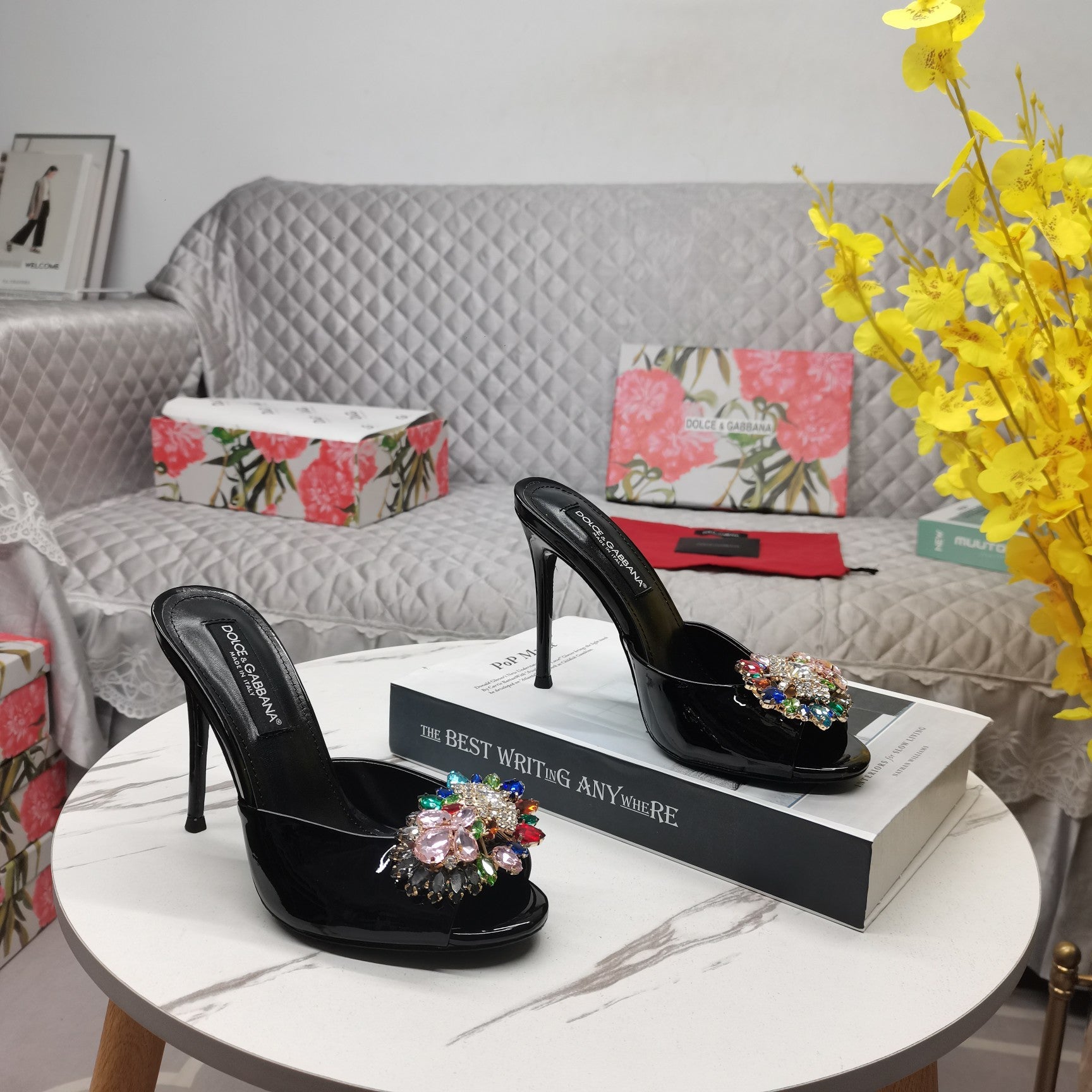 BLACK GLOSSY MULE HEEL SANDALS WITH MULTICOLOR CRYSTAL EMBELLISHMENT