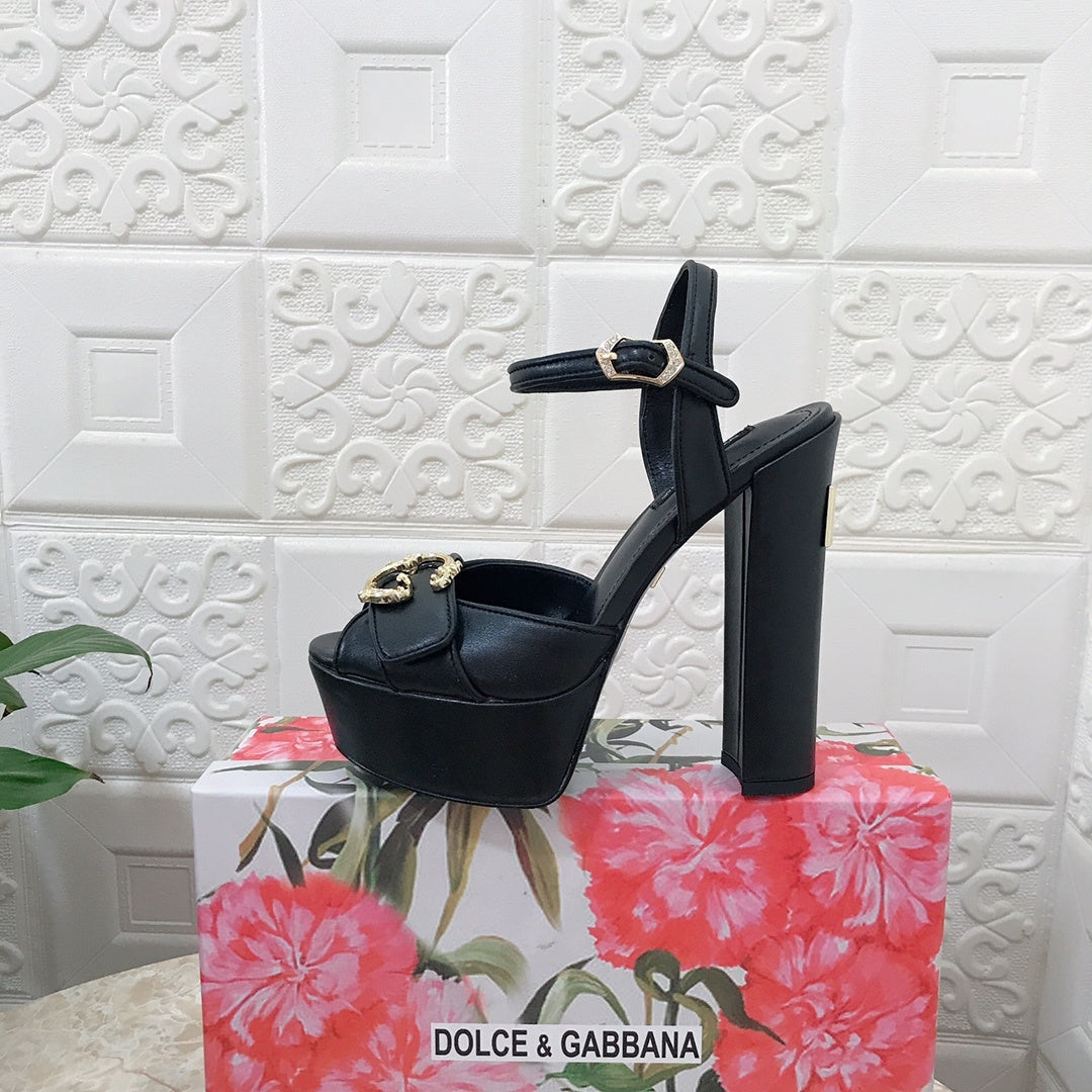 BLACK PLATFORM SANDALS WITH GOLD-TONE HARDWARE